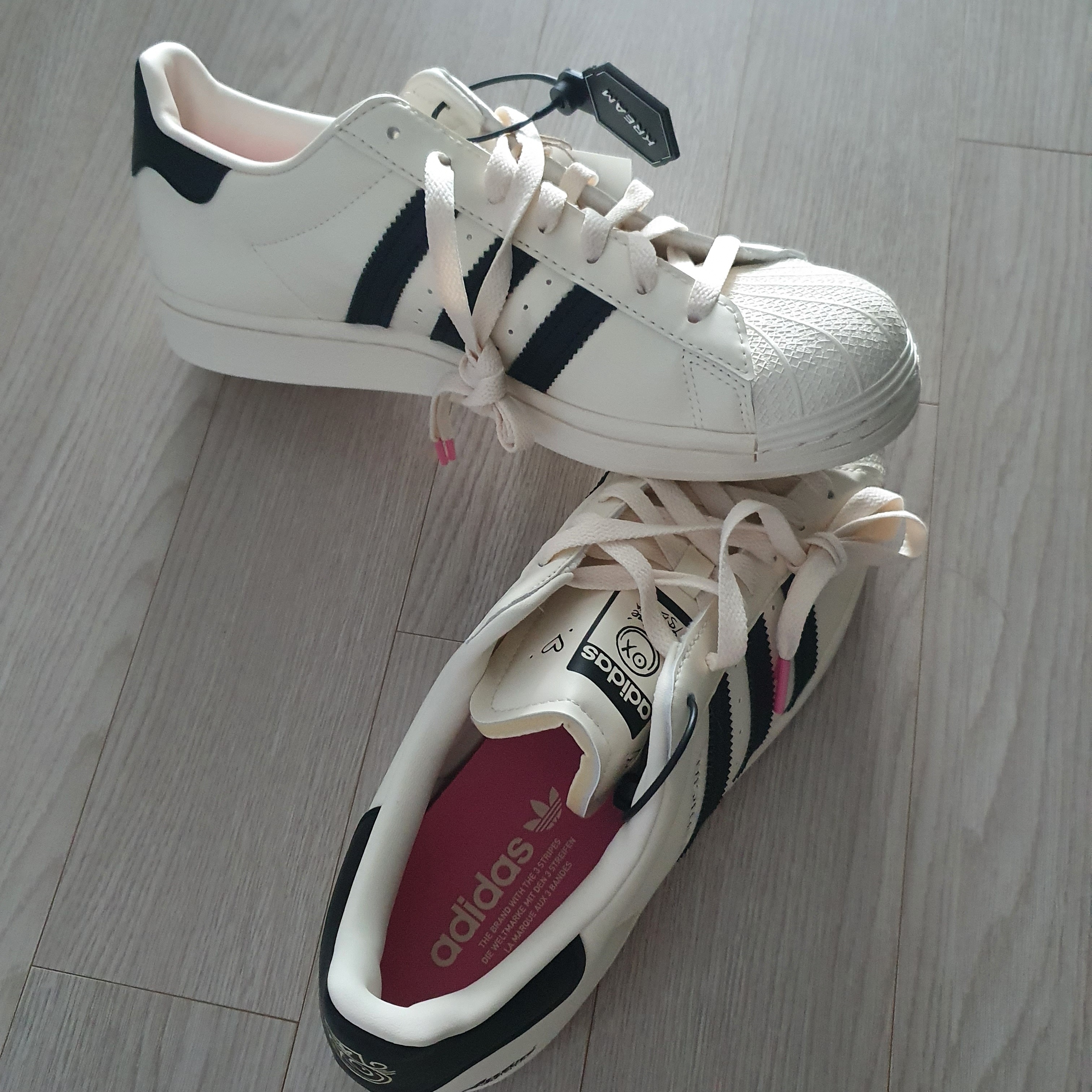 Adidas x Andre Saraiva Superstar Cream White Core Black 착용 스타일