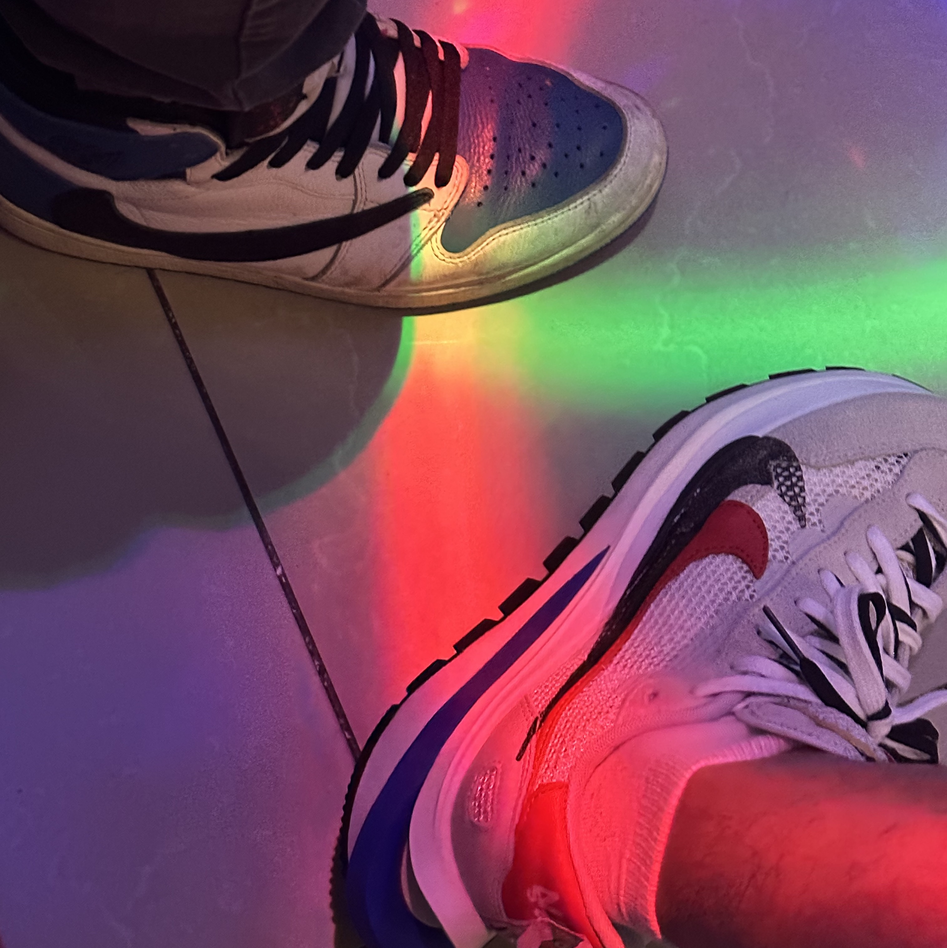 Jordan 1 x Travis Scott x Fragment Retro High OG SP Military Blue, Nike x Sacai VaporWaffle Royal Fuchsia 착용 스타일