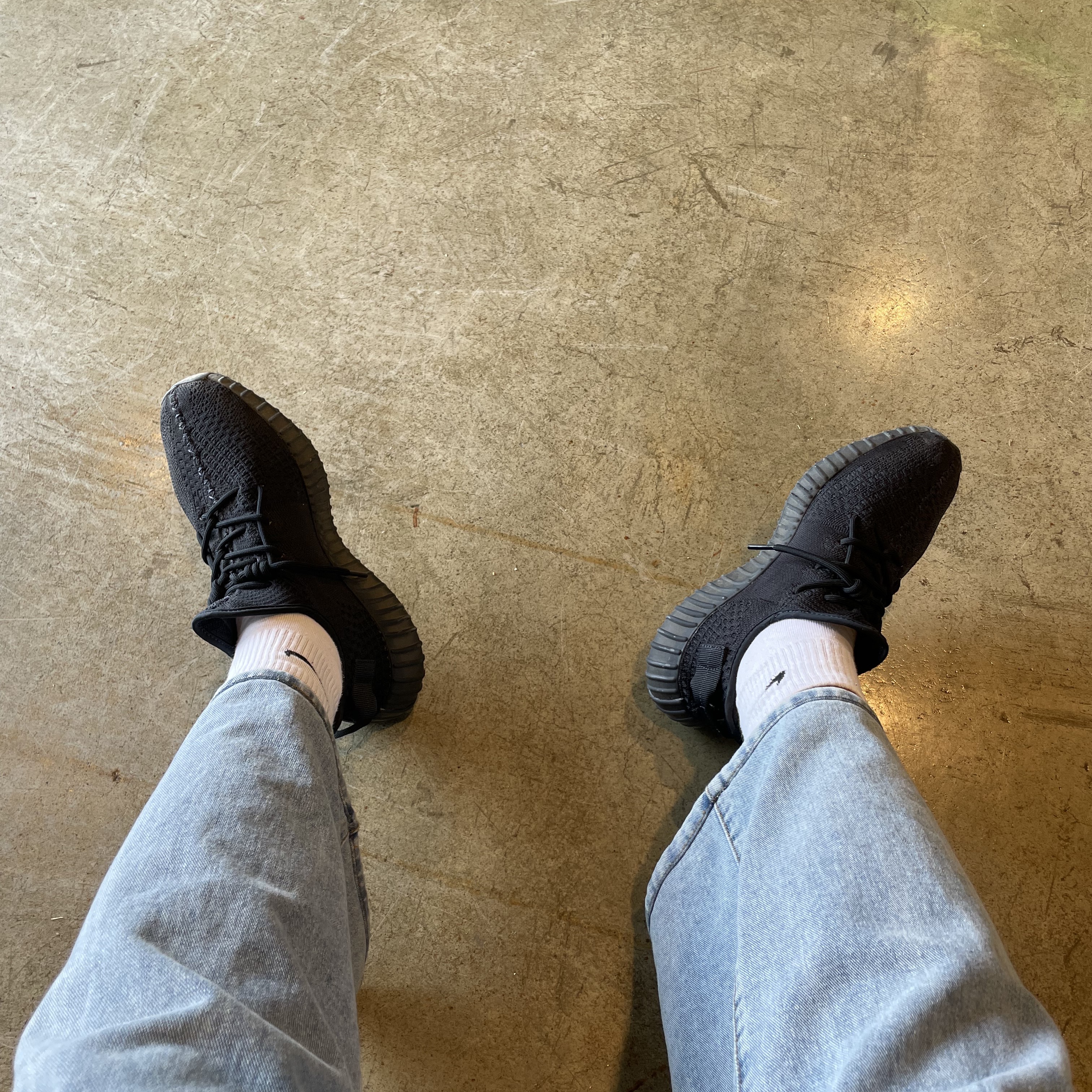 Adidas Yeezy Boost 350 V2 Onyx 착용 스타일 - 2