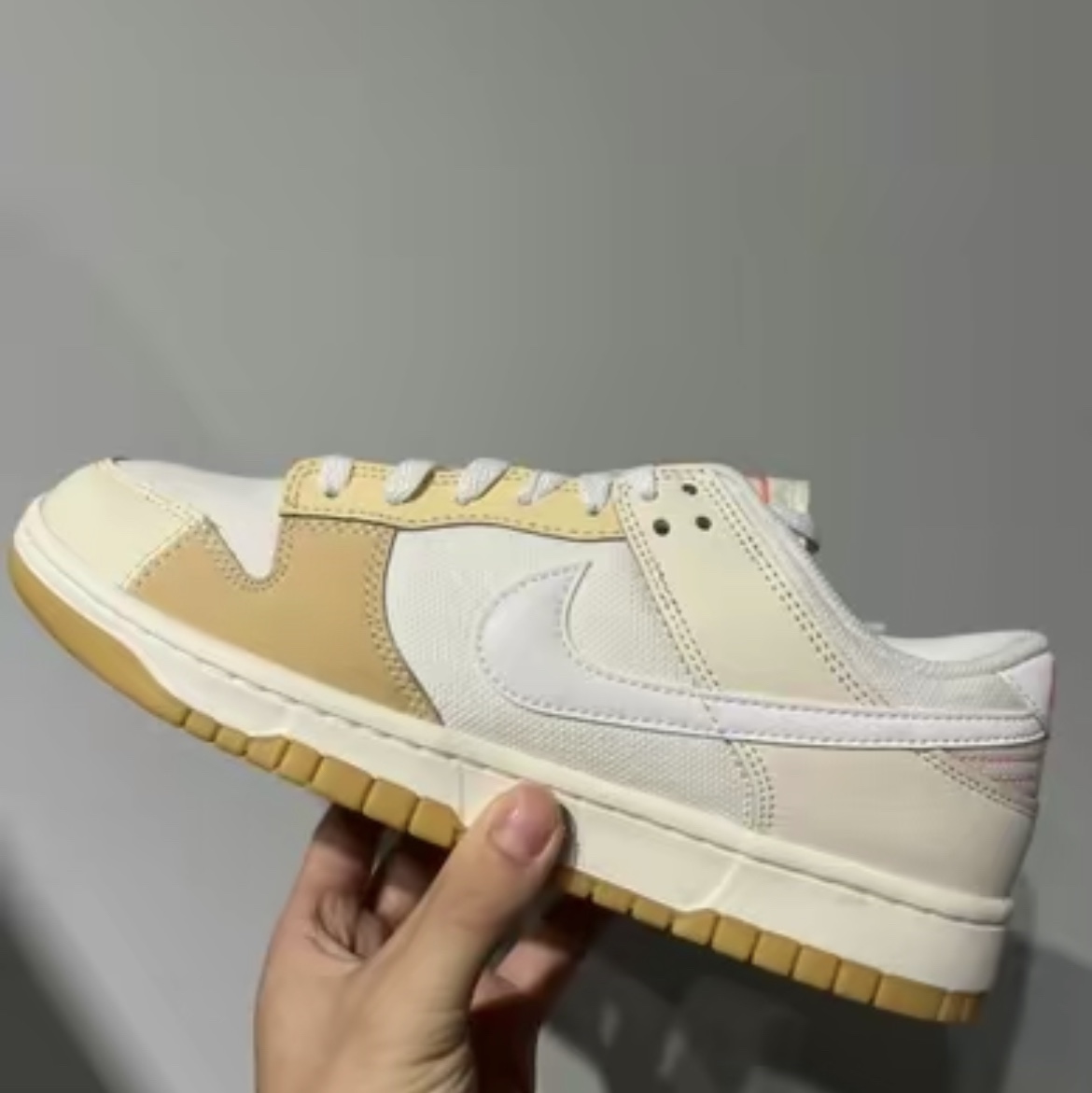 Nike Dunk Low SE Pale Vanilla and Sail 착용 스타일