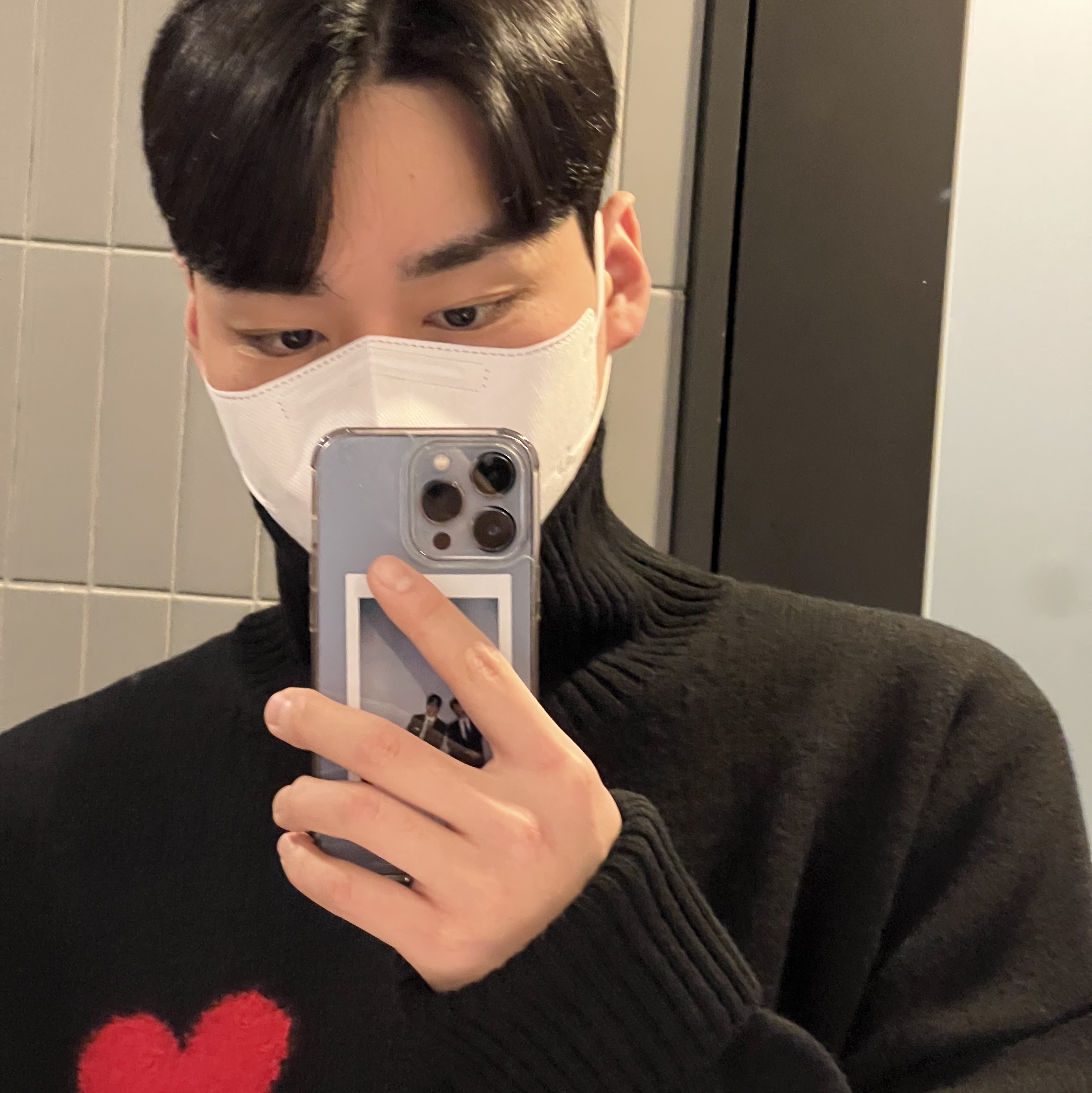 AMI de Coeur Funnel Neck Sweater Black Red 착용 스타일