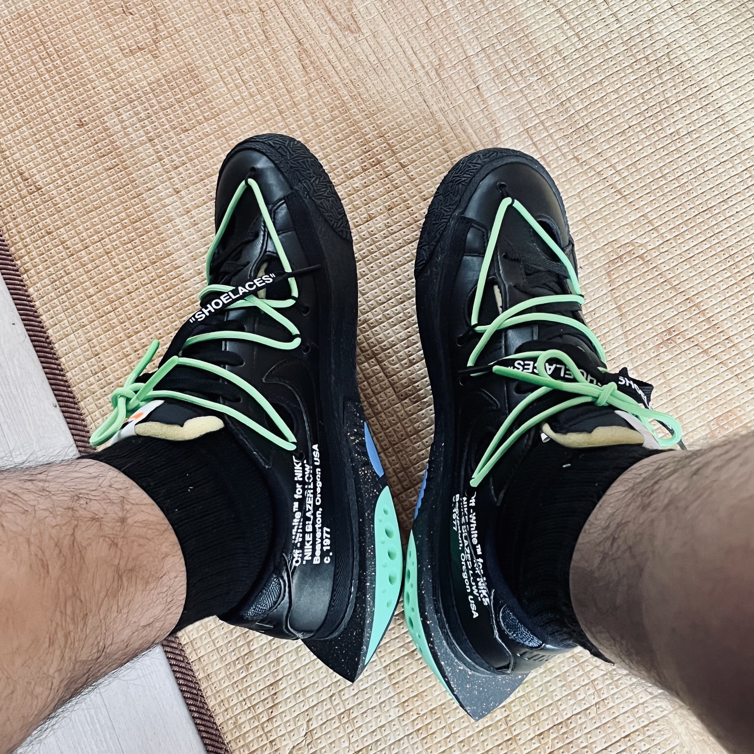 Nike x Off-White Blazer Low '77 Black and Electro Green 착용 스타일 - 3