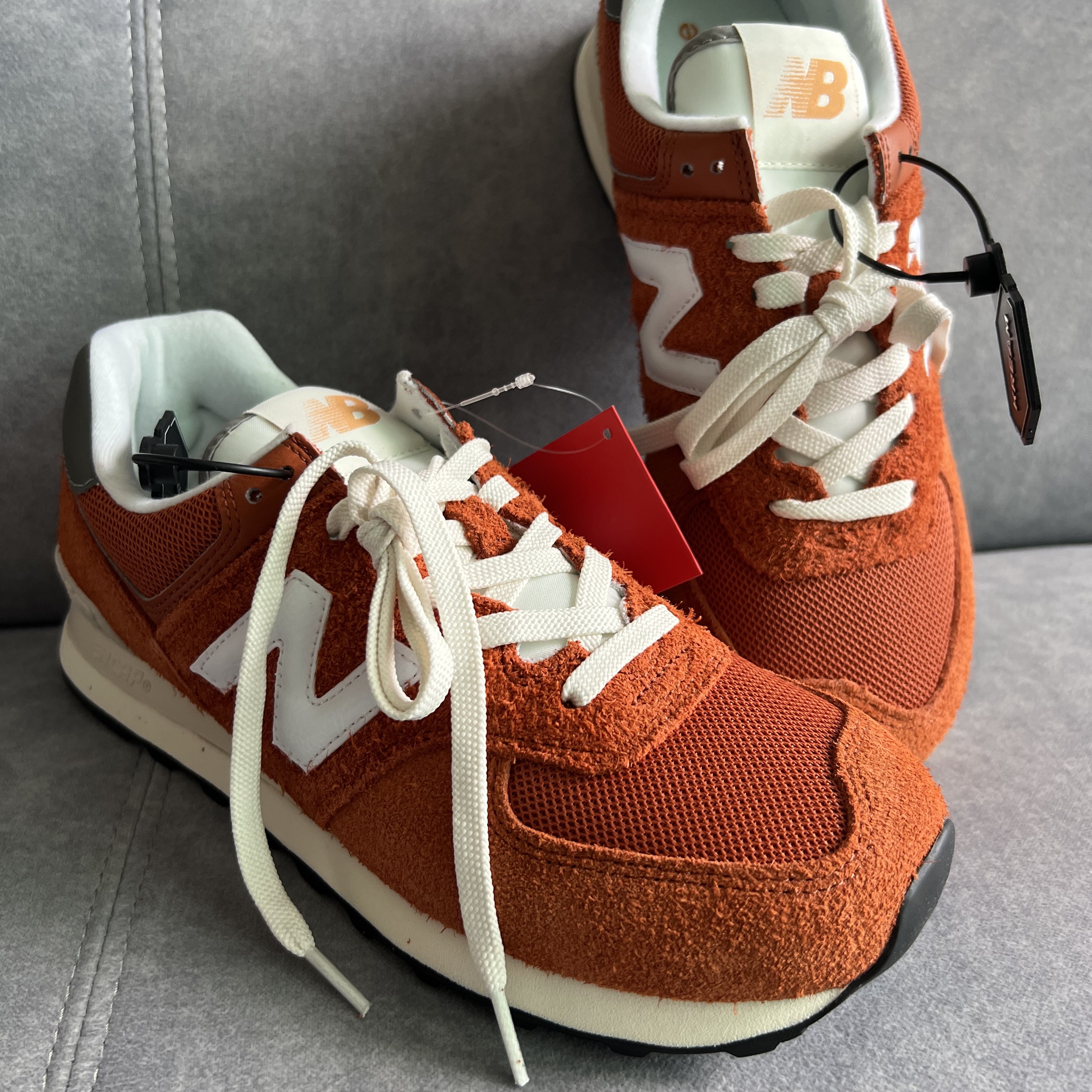 New Balance 574 Heritage Orange Burst White 착용 스타일