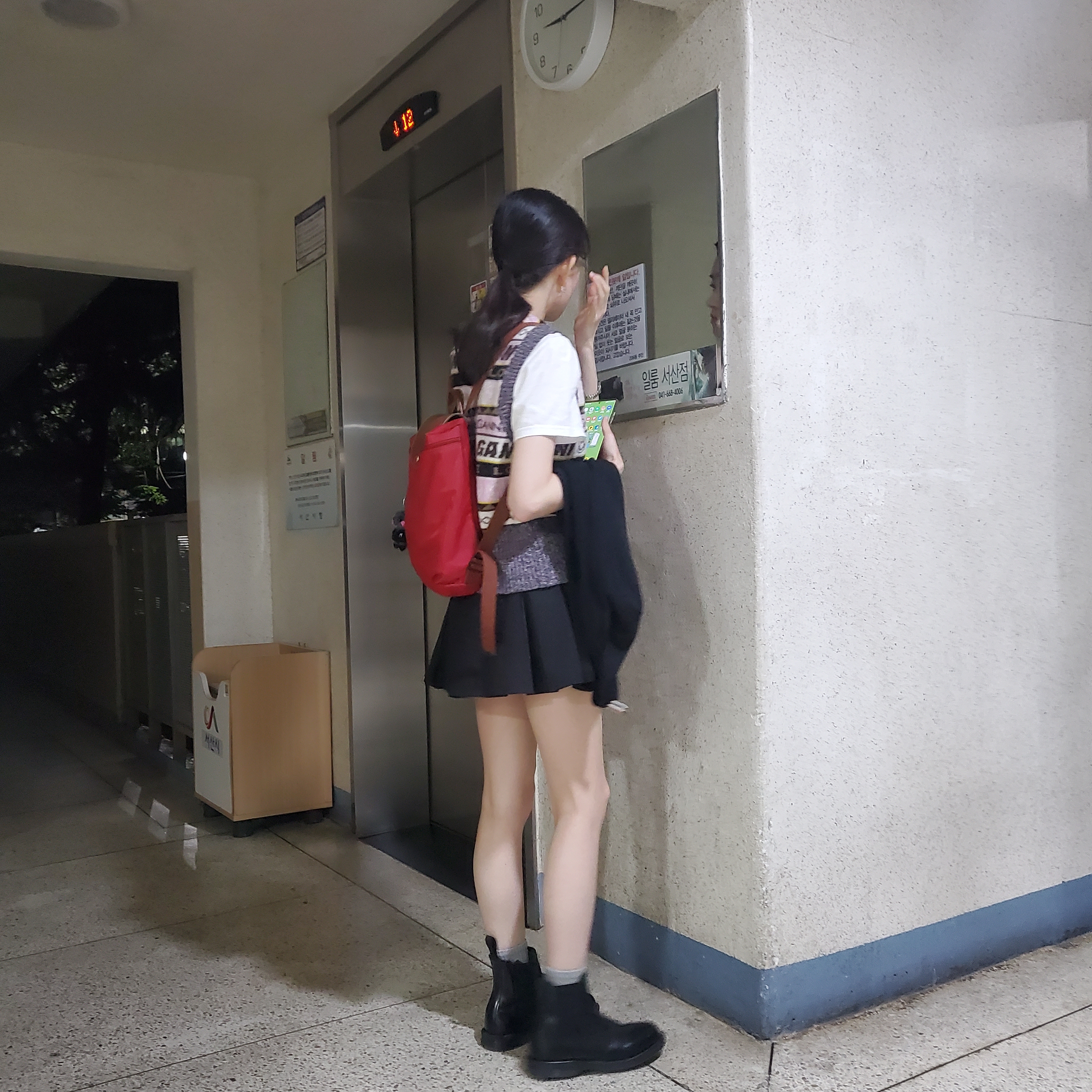 (W) Ganni Graphic V-Neck Vest Petrified Oak 착용 스타일 - 1