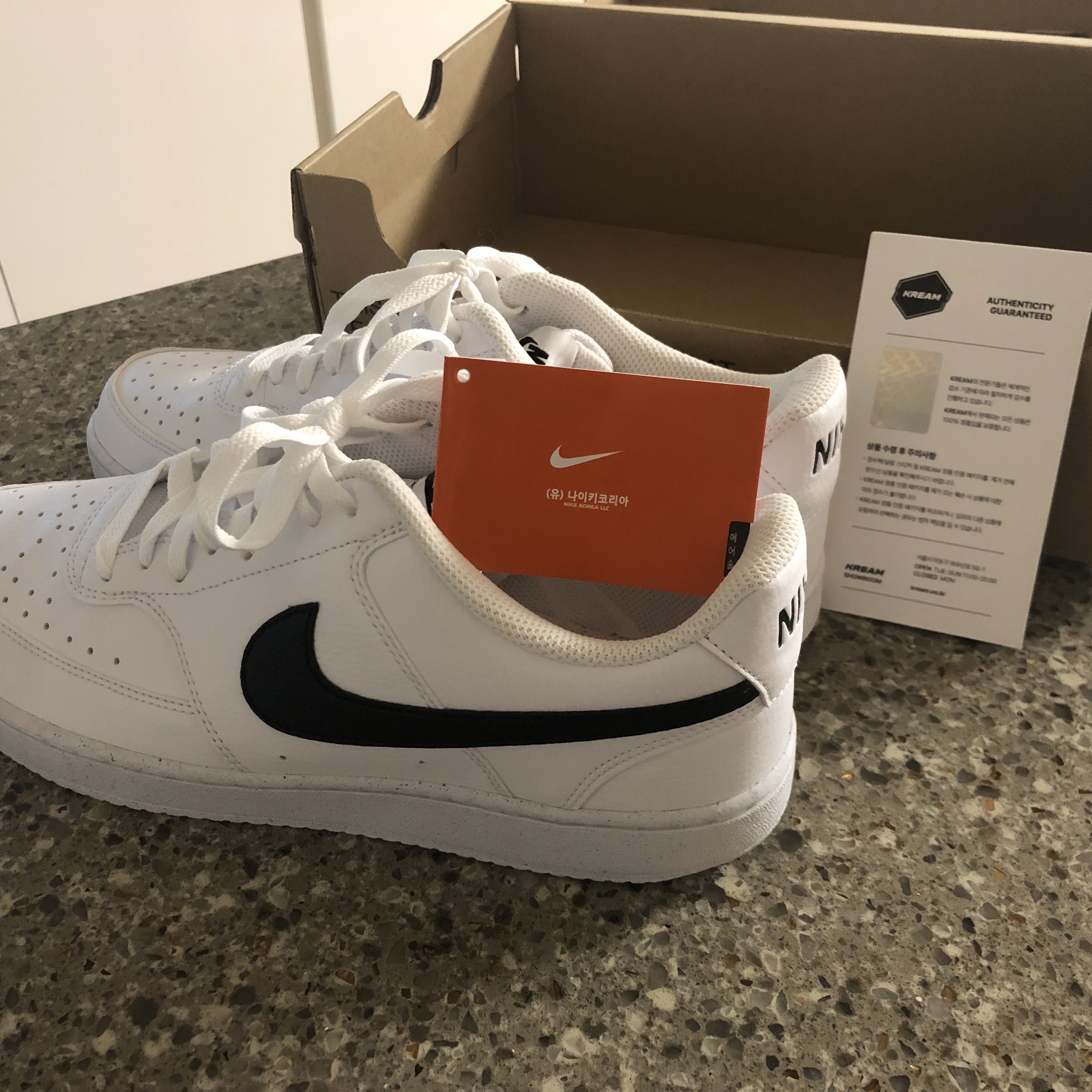 Nike Court Vision Low Next Nature White Black 착용 스타일 - 1