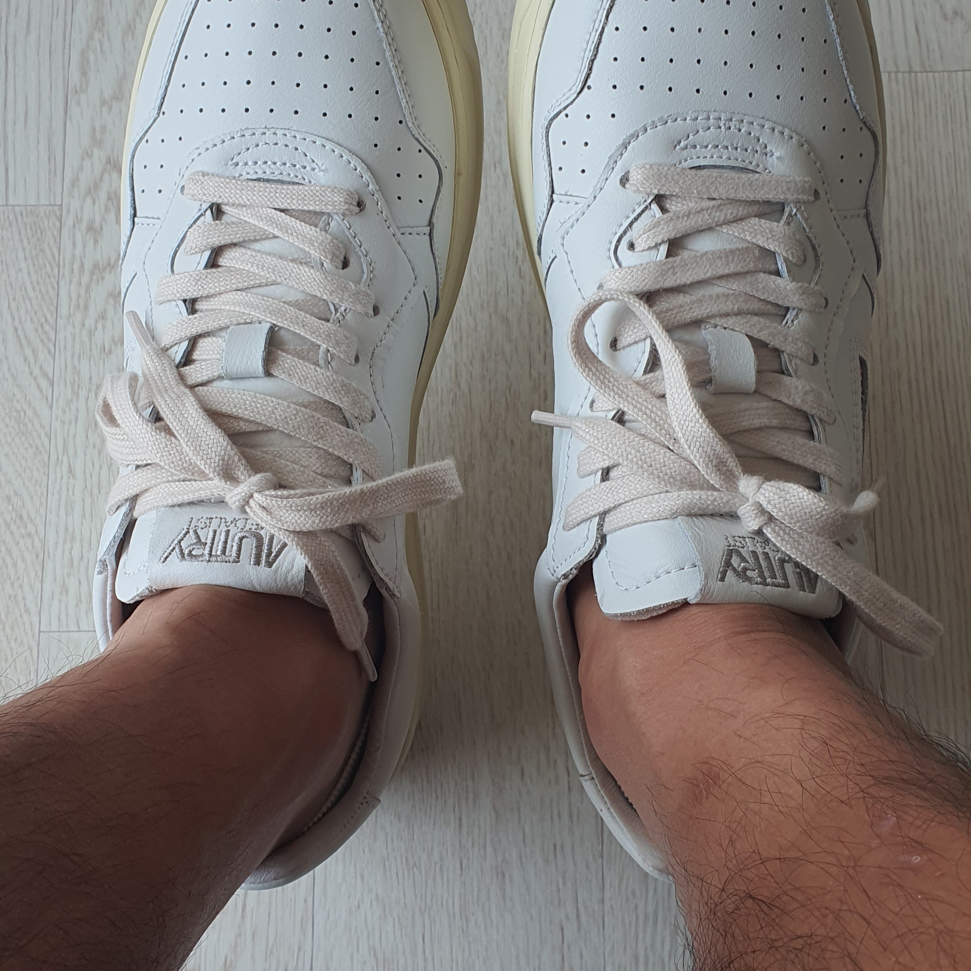 Autry Medalist Low Leather Sneakers White 착용 스타일