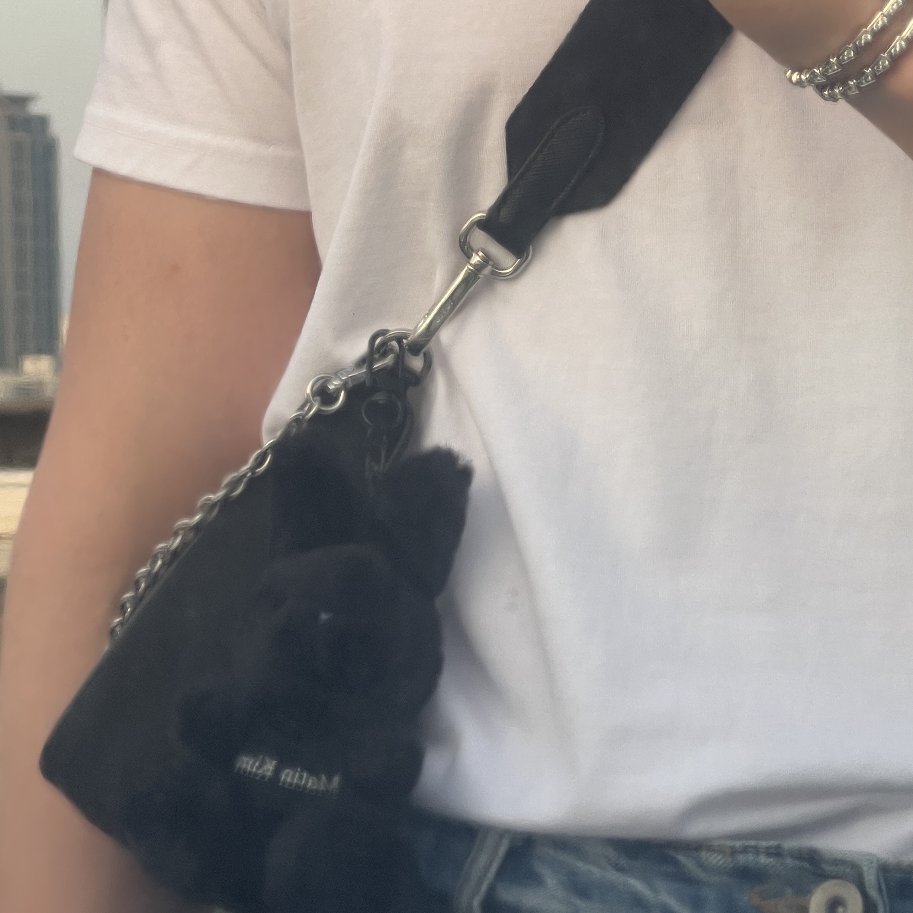 Prada Re-Edition 2005 Re-Nylon Shoulder Bag Black, Matin Kim Black Bunny Toy Keyring Black 착용 스타일
