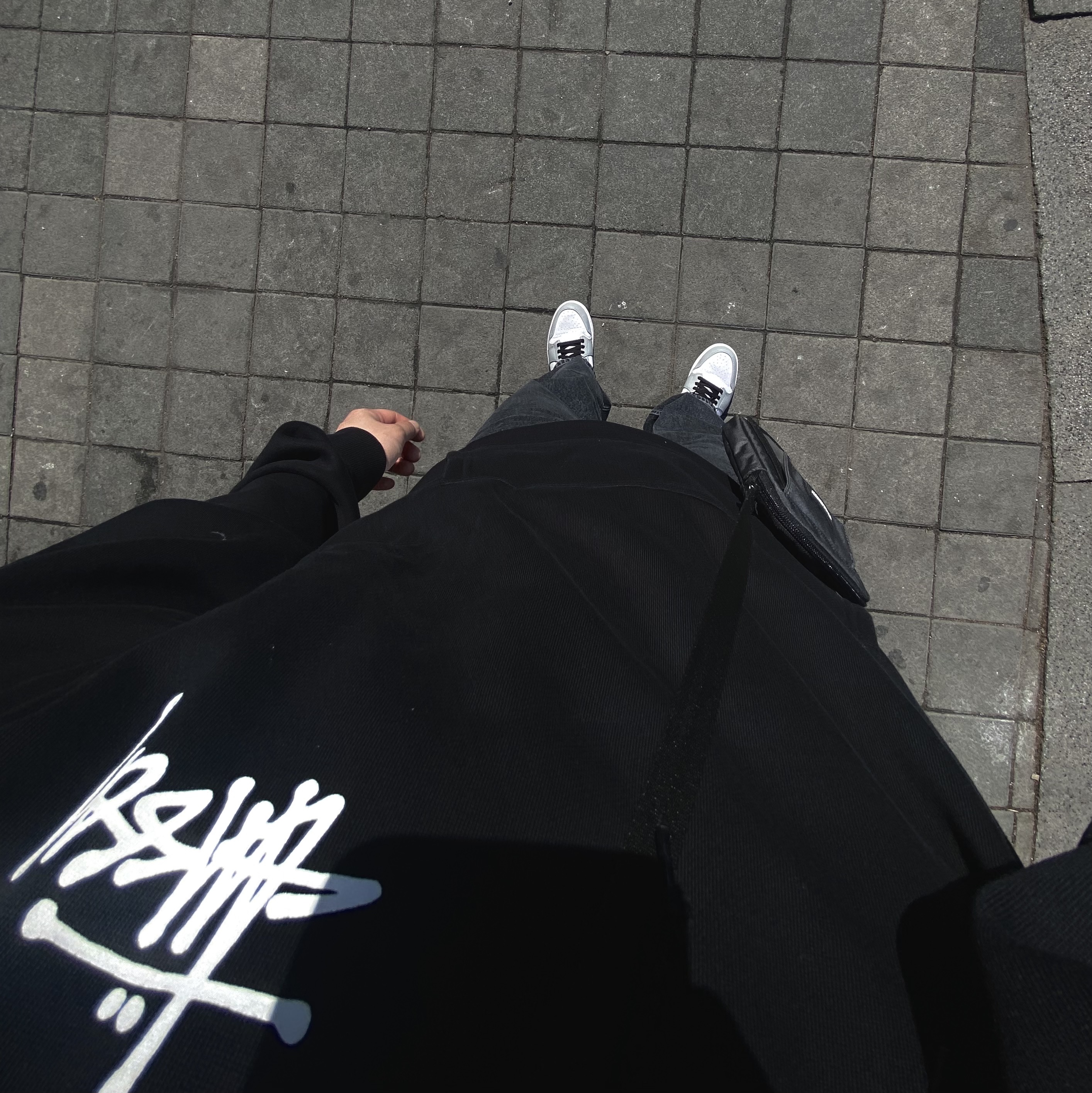 Jordan 1 Mid Light Smoke Grey, Stussy Basic Stussy Hoodie Black 2023 착용 스타일