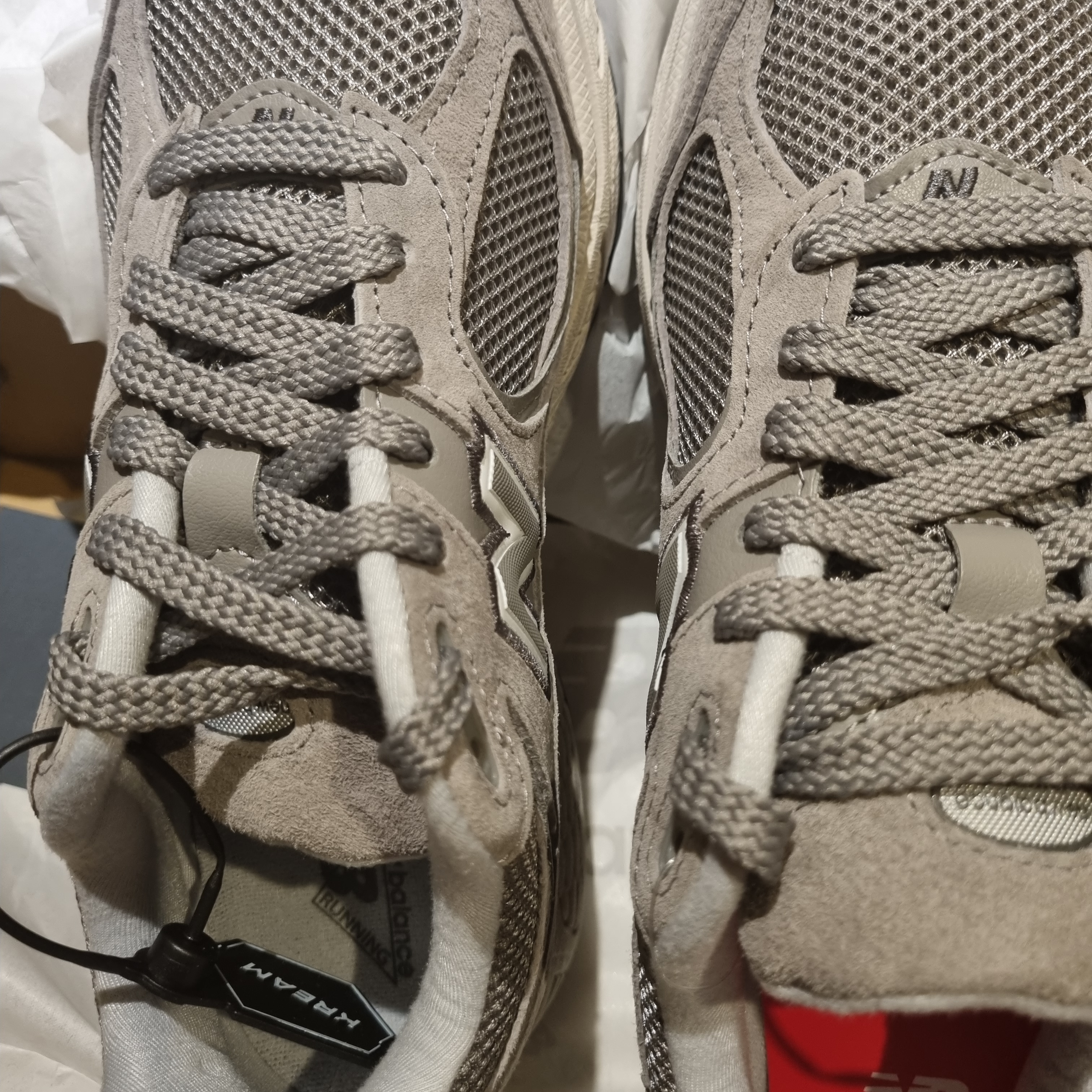 New Balance 2002R Grey 착용 스타일