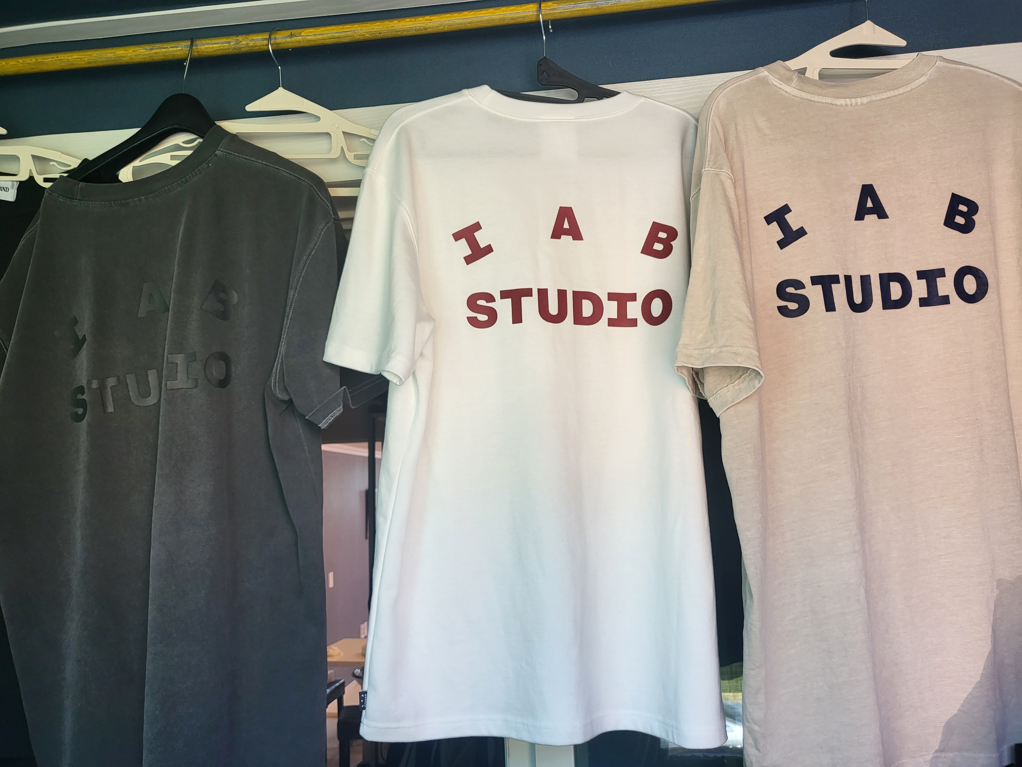 IAB Studio Pigment T-Shirt Black, IAB Studio T-Shirt White Burgundy 착용 스타일