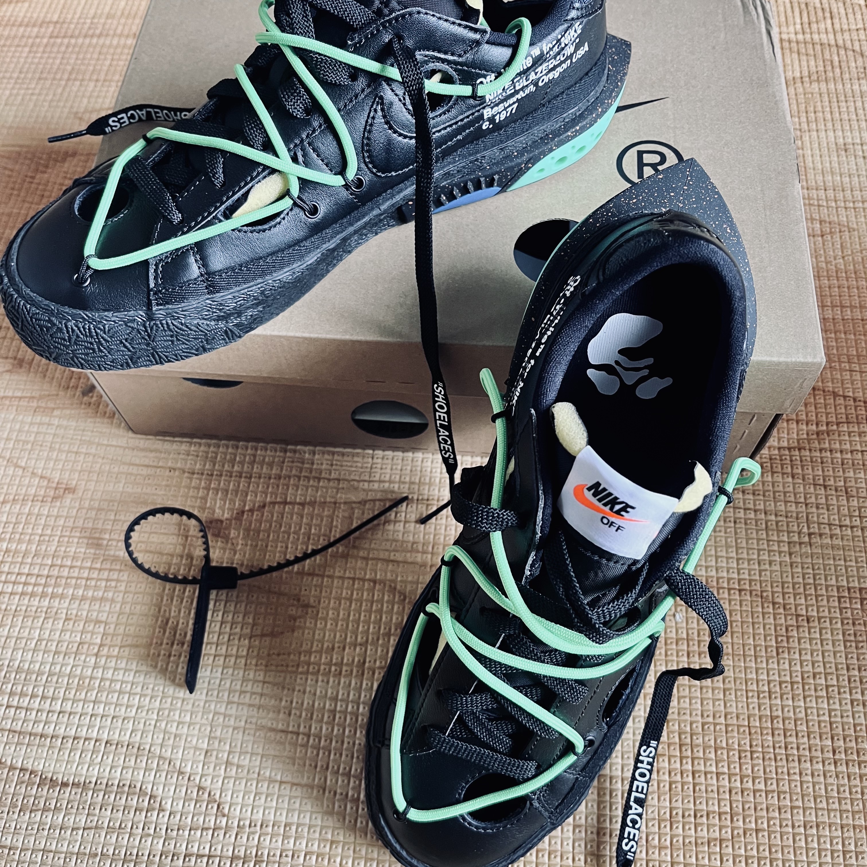Nike x Off-White Blazer Low '77 Black and Electro Green 착용 스타일 - 1