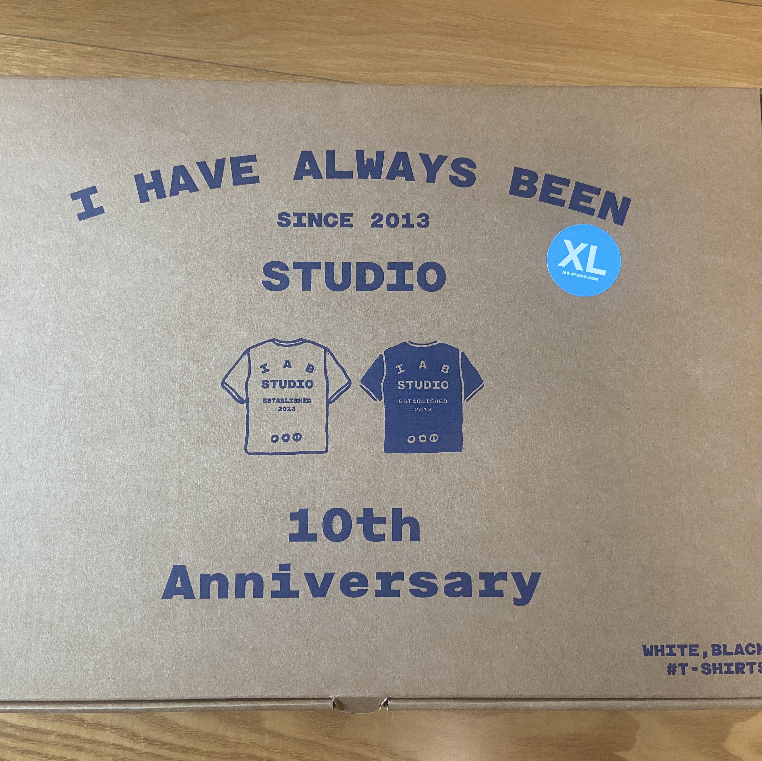 IAB Studio 10th Anniversary T-Shirts Pack White & Black (2 Pack) 착용 스타일 - 1