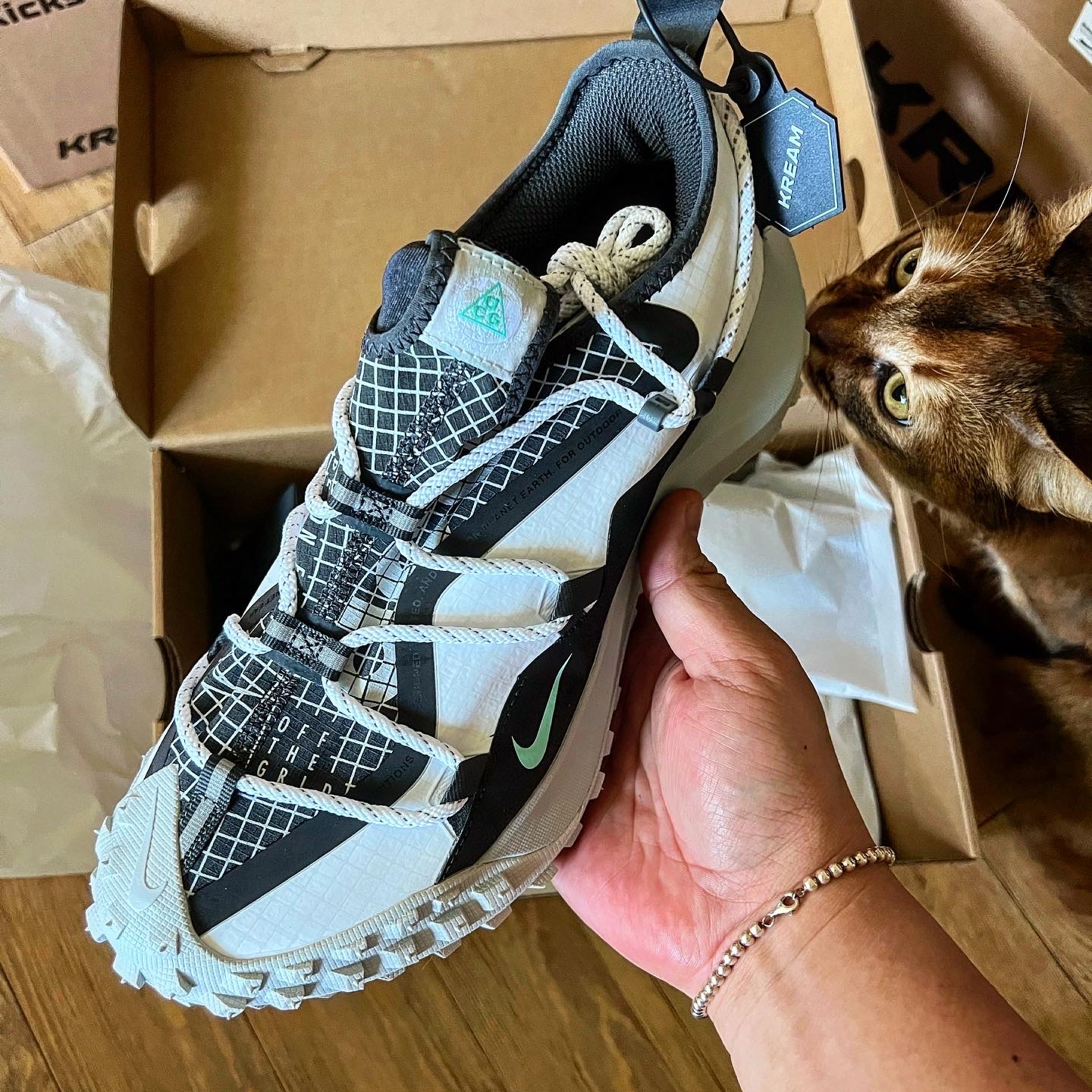 Nike ACG Mountain Fly Low SE White and Black 착용 스타일 - 3