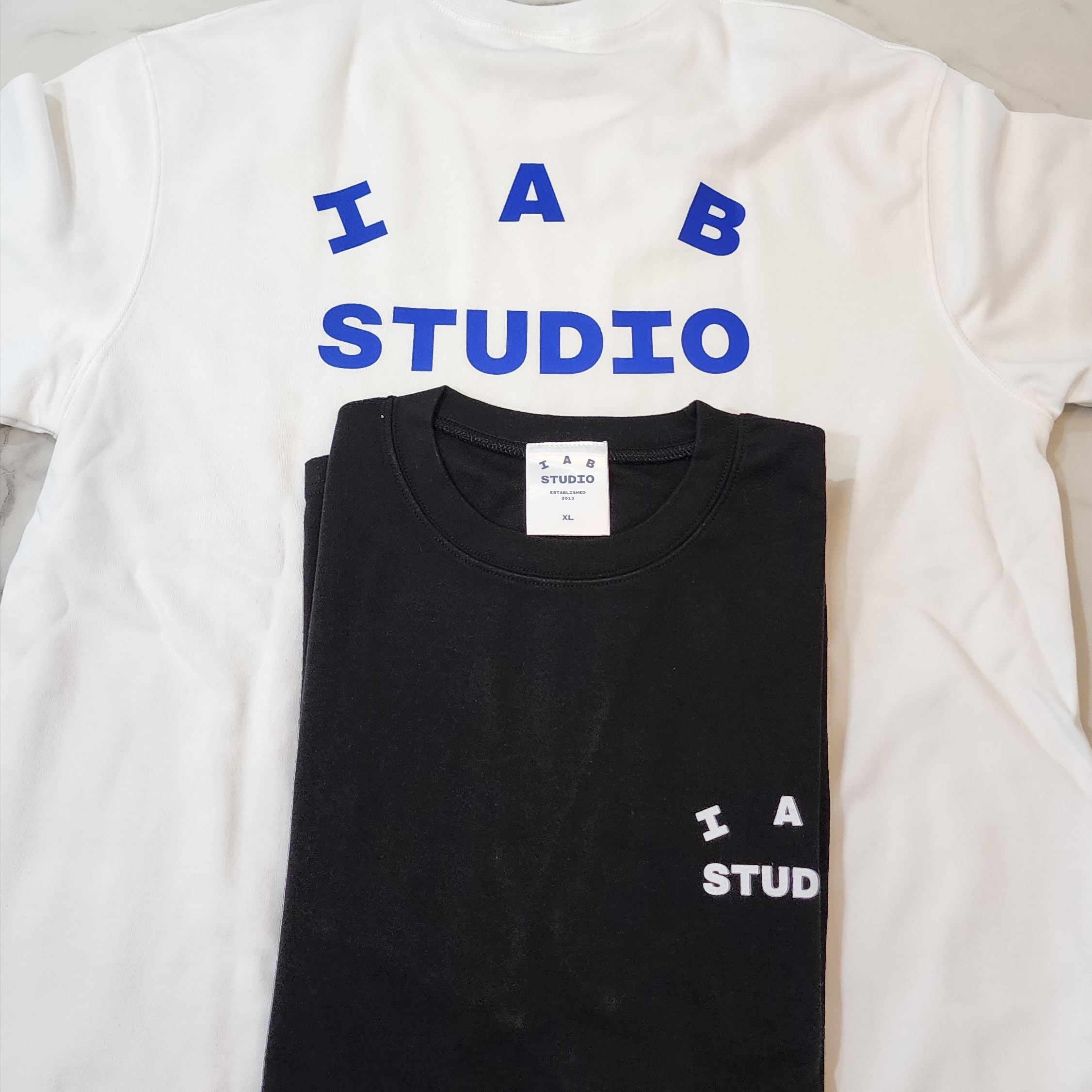 IAB Studio 10th Anniversary T-Shirts Pack White & Black (2 Pack) 착용 스타일