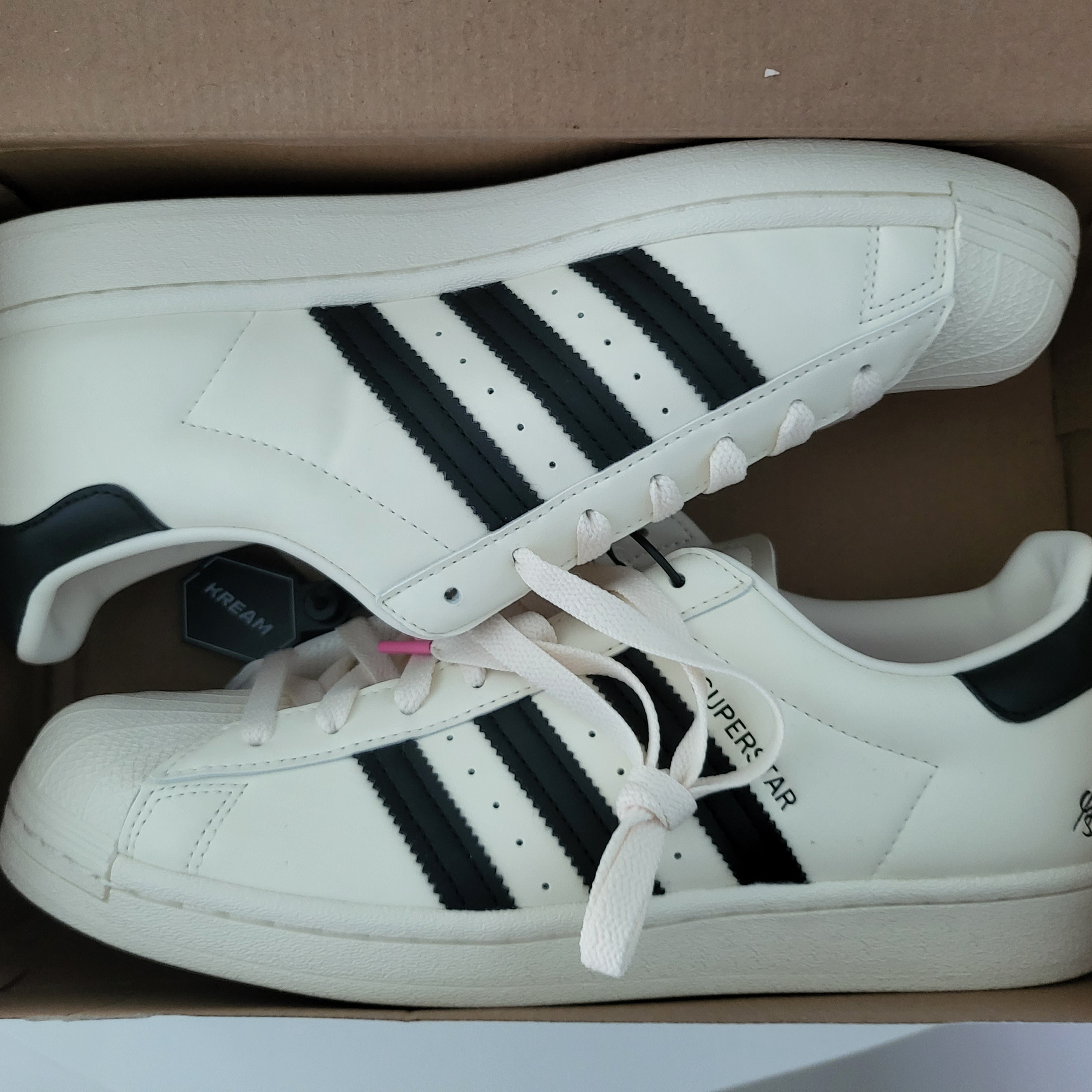 Adidas x Andre Saraiva Superstar Cream White Core Black 착용 스타일