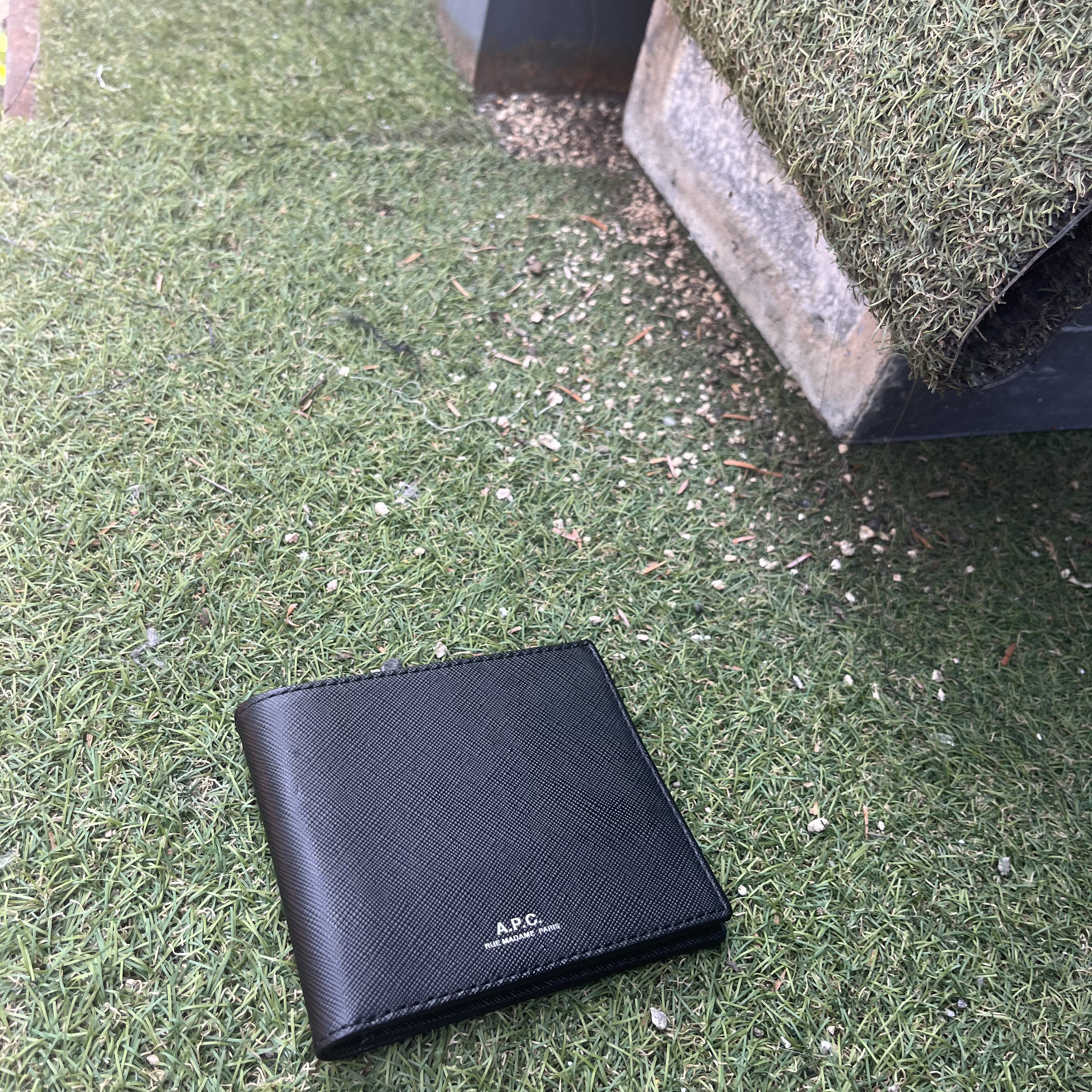 A.P.C. Aly Wallet Black 착용 스타일