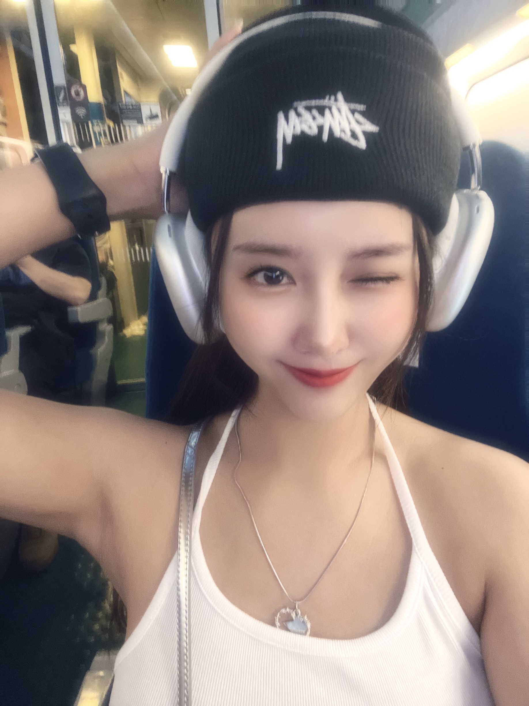 Stussy Stock Cuff Beanie Black, Apple AirPods Max Lightning Silver (Korean Ver.) 착용 스타일 - 2