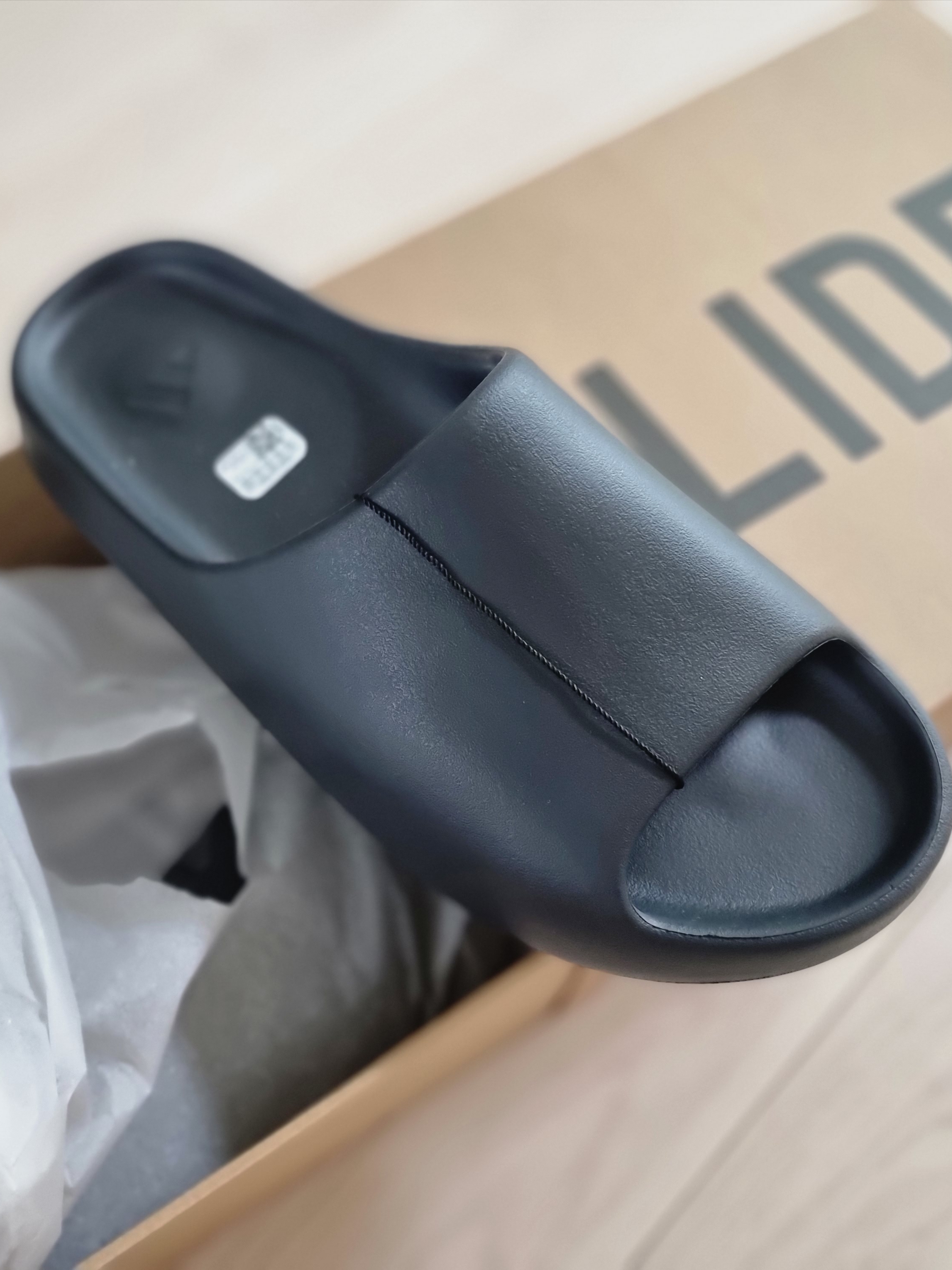 Adidas Yeezy Slide Onyx 착용 스타일