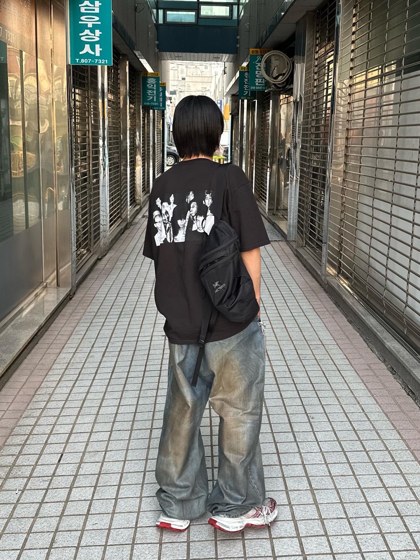 Project G/R Coated Backward Denim Pants Blue, Stussy x Martine Rose Collage Pigment Dyed T-Shirt Black 착용 스타일 - 3