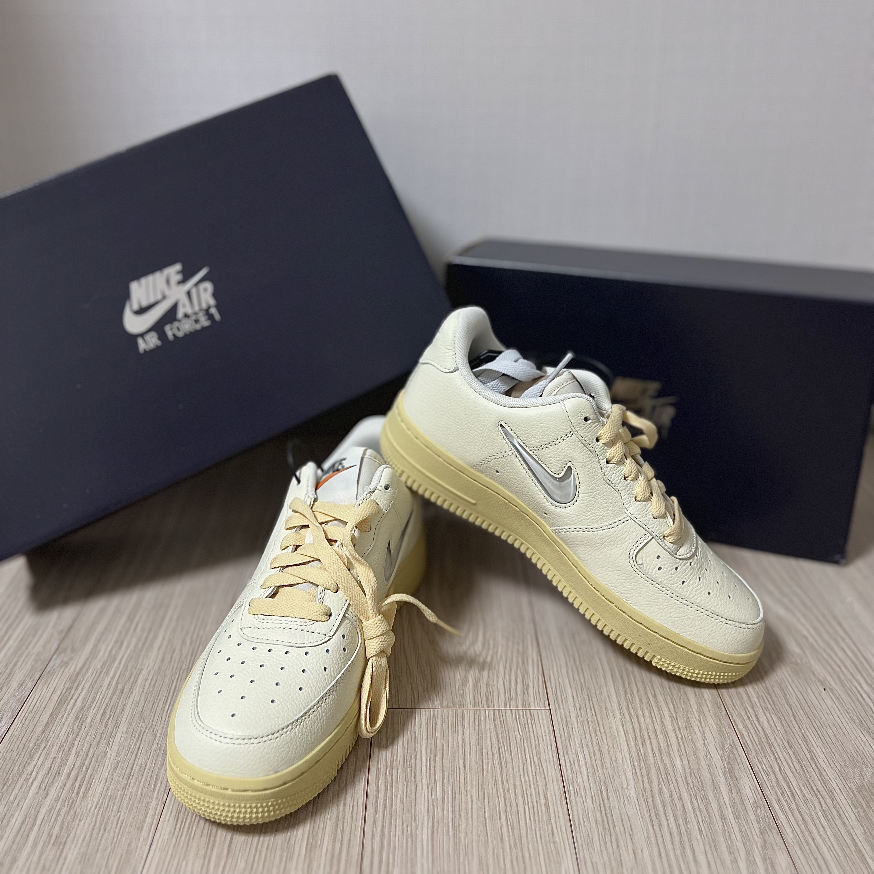 (W) Nike Air Force 1 '07 LX Coconut Milk and Lemon Wash 착용 스타일 - 1