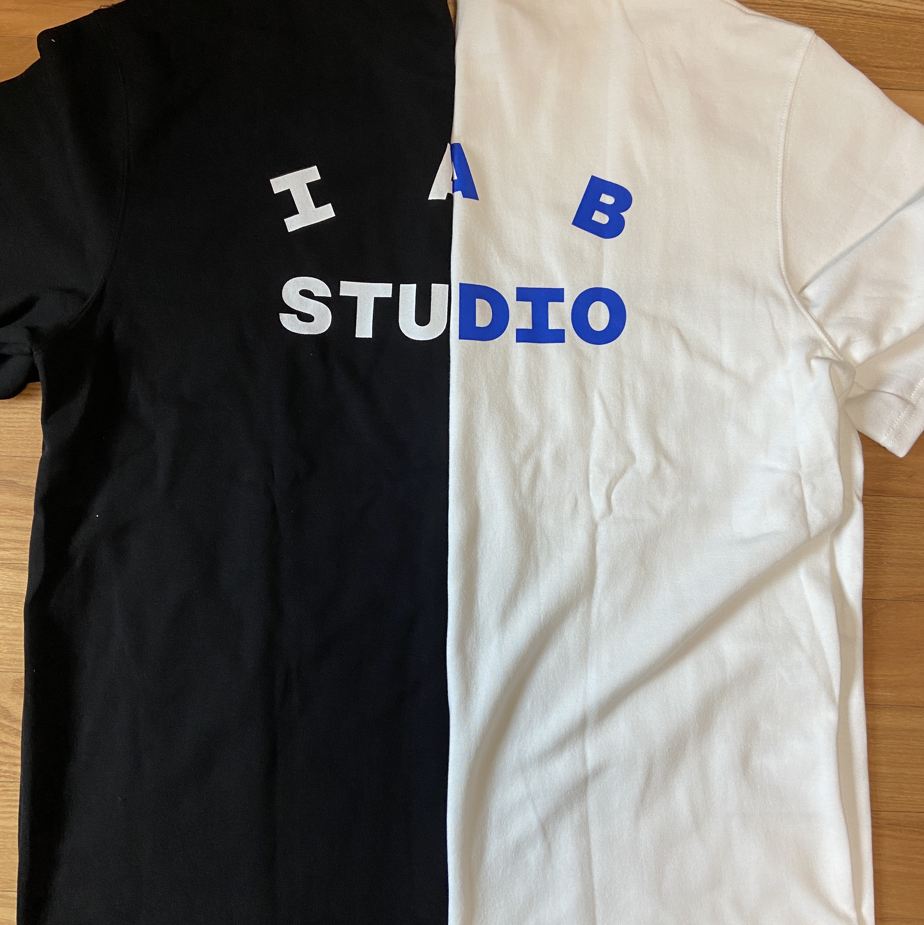 IAB Studio 10th Anniversary T-Shirts Pack White & Black (2 Pack) 착용 스타일 - 2