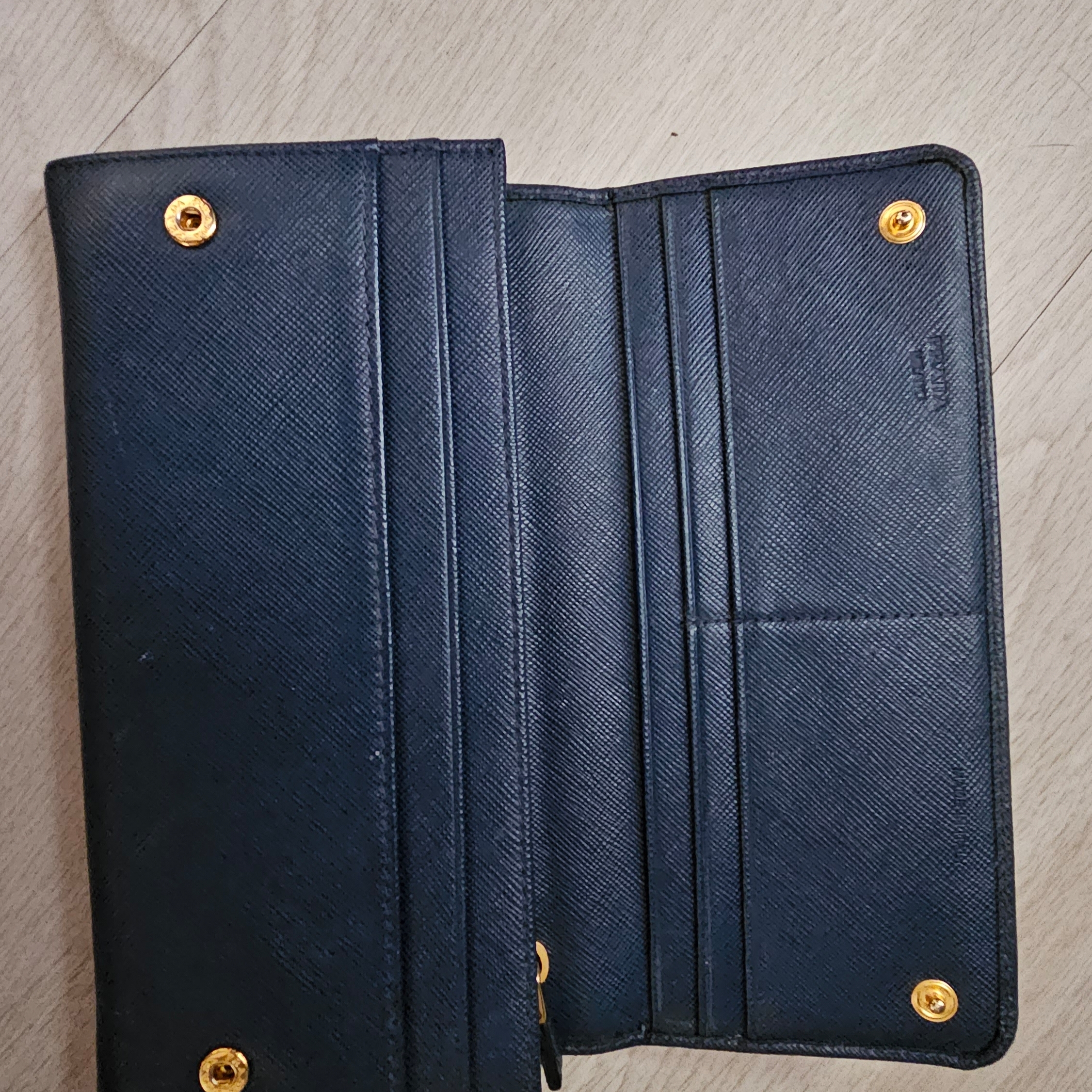 Prada Large Saffiano Leather Fiocco Wallet Peony Pink 착용 스타일 - 2