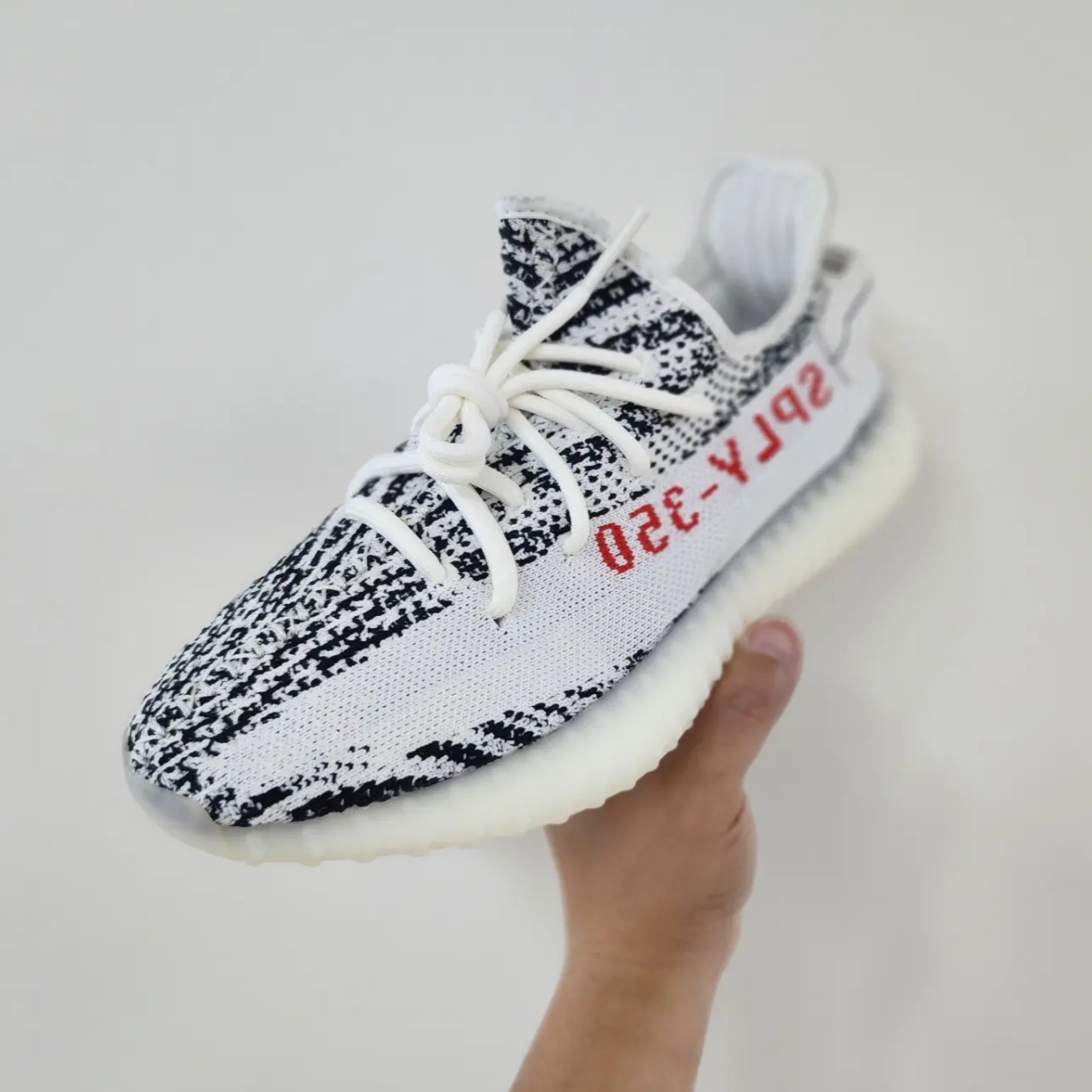 Adidas Yeezy Boost 350 V2 Zebra 2022/2023, Adidas Yeezy Boost 350 V2 Zebra 2017/2019/2020 착용 스타일 - 1