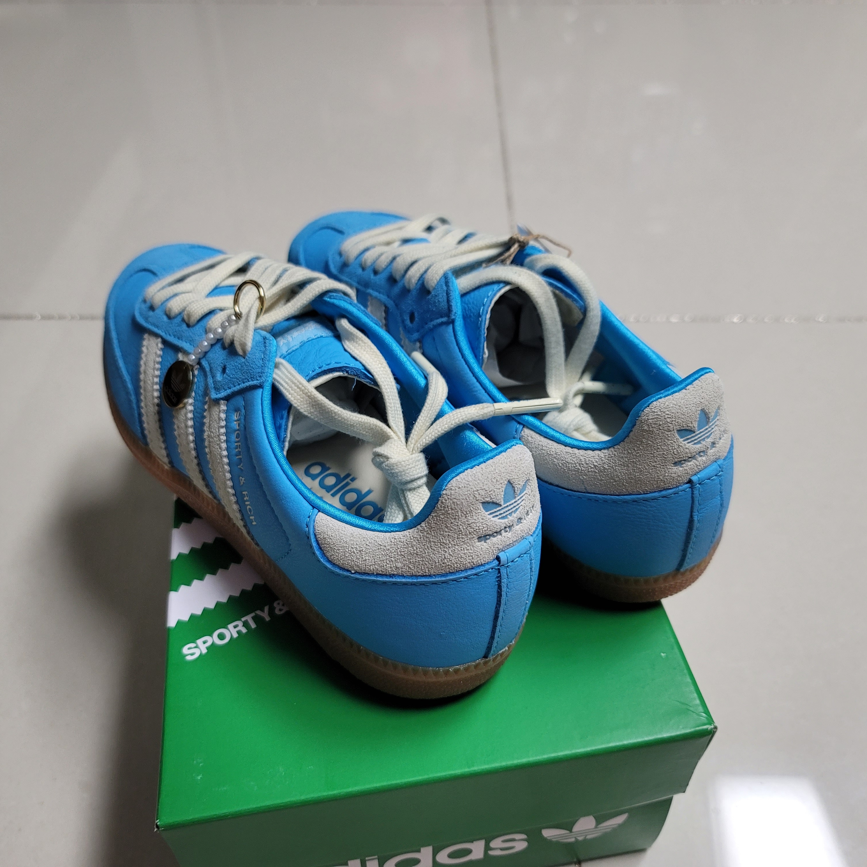 Adidas x Sporty & Rich Samba Blue Rush Cream White 착용 스타일 - 3