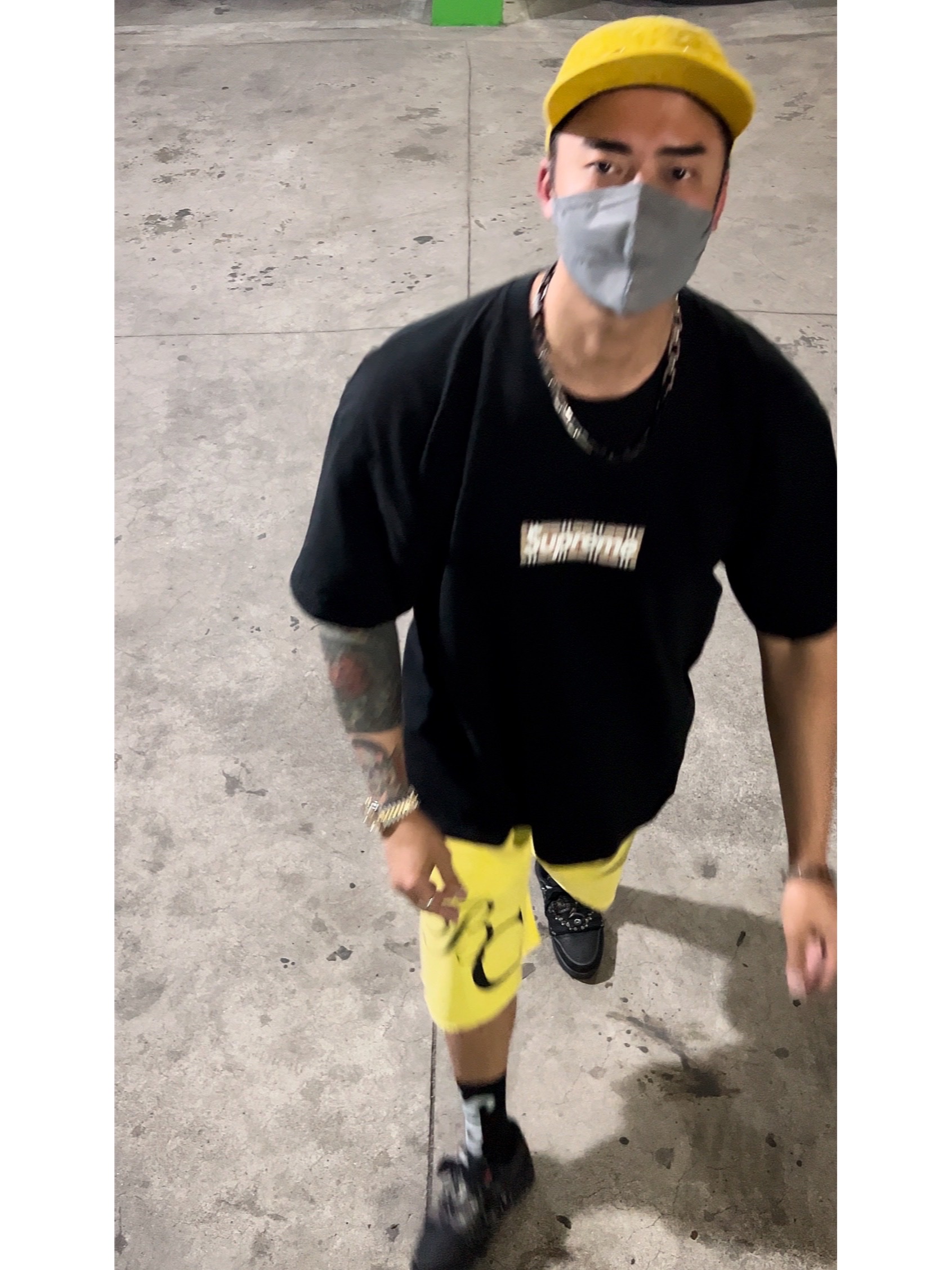 Supreme x Burberry Box Logo T-Shirt Black - 22SS, Supreme x Bernadette Corporation Work Shorts Yellow - 23SS 착용 스타일 - 2