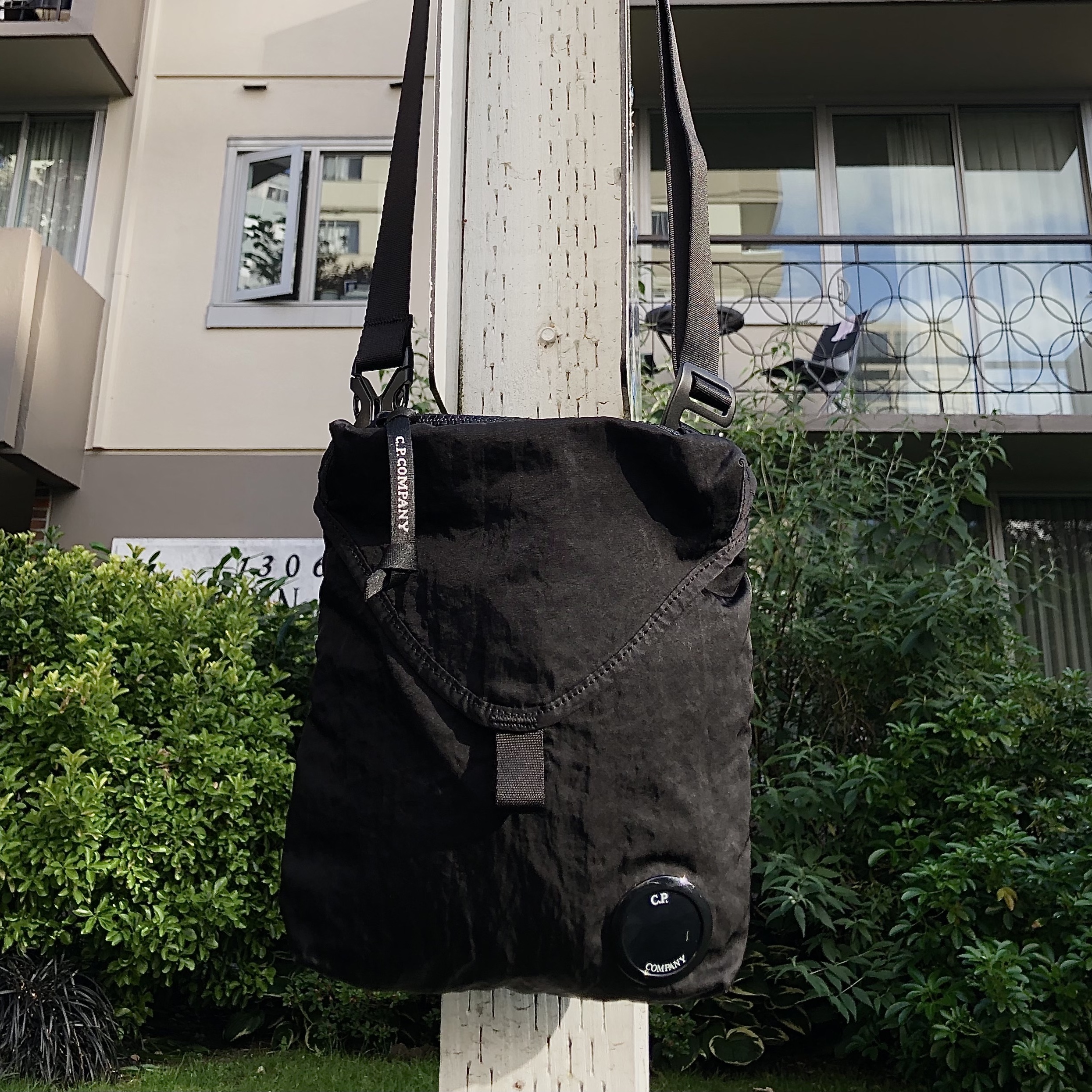 C.P. Company Nylon B Shoulder Pack Black 착용 스타일