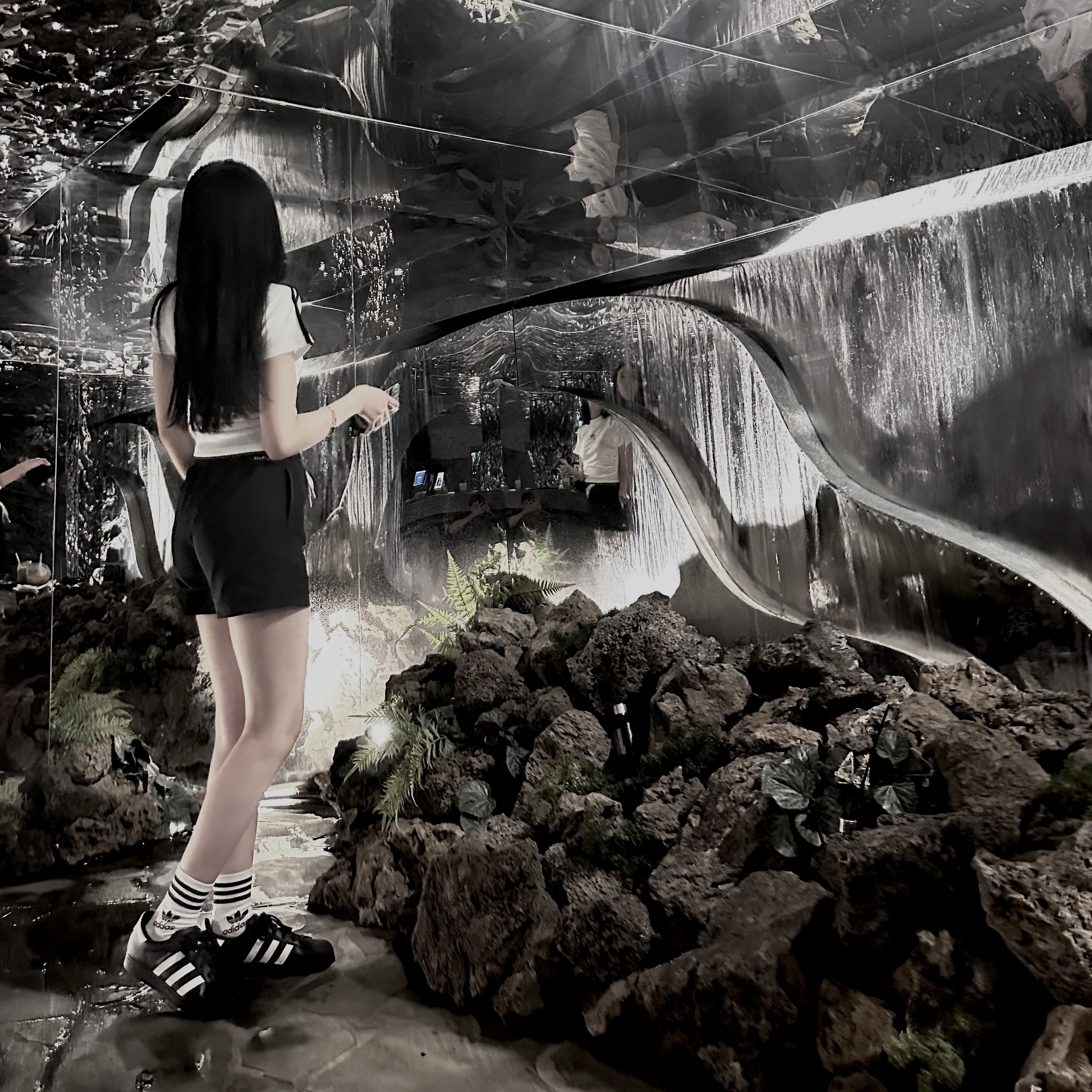 Adidas Superstar Core Black White 착용 스타일