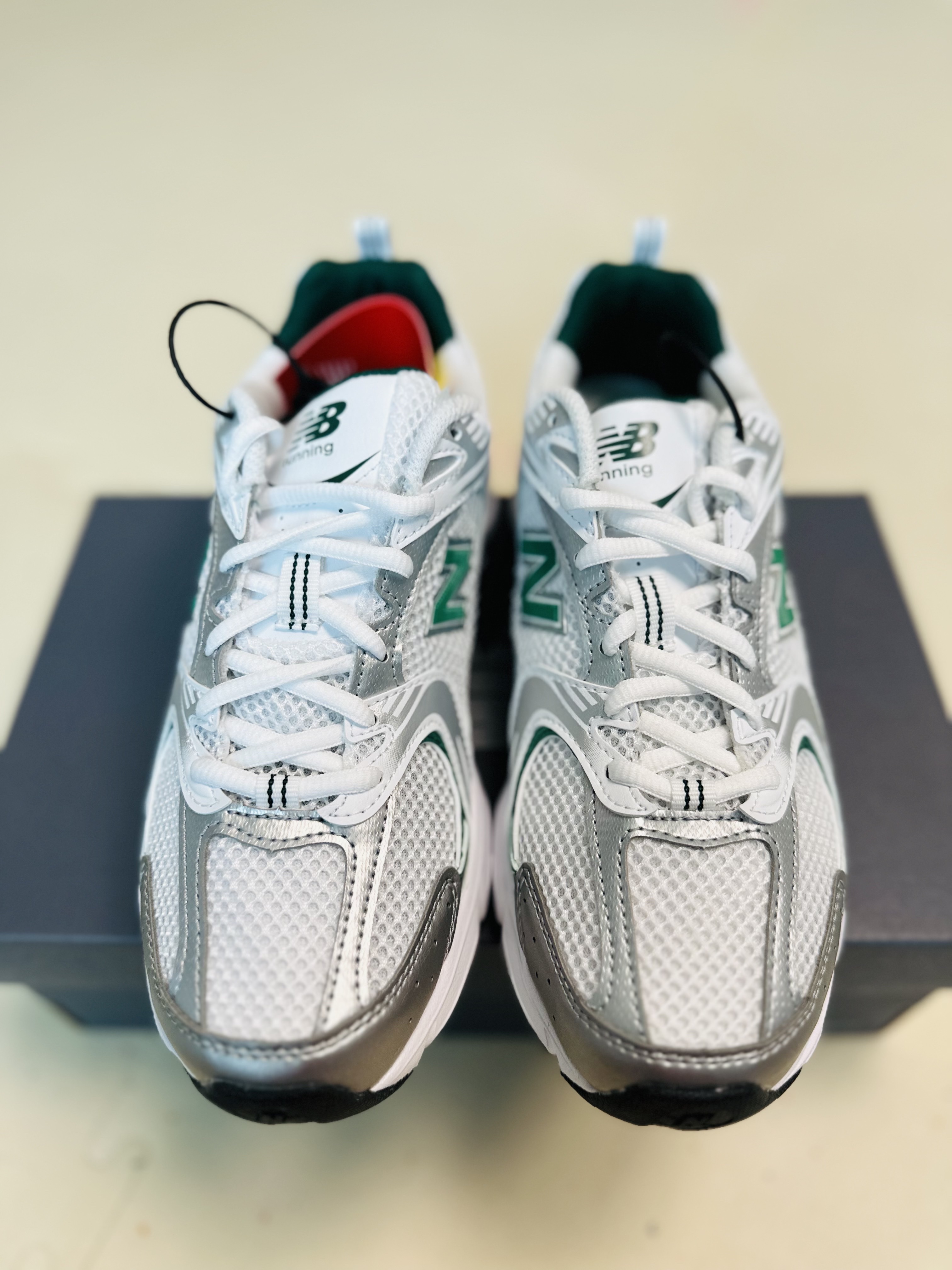 New Balance 530 White Nightwatch Green 착용 스타일 - 5