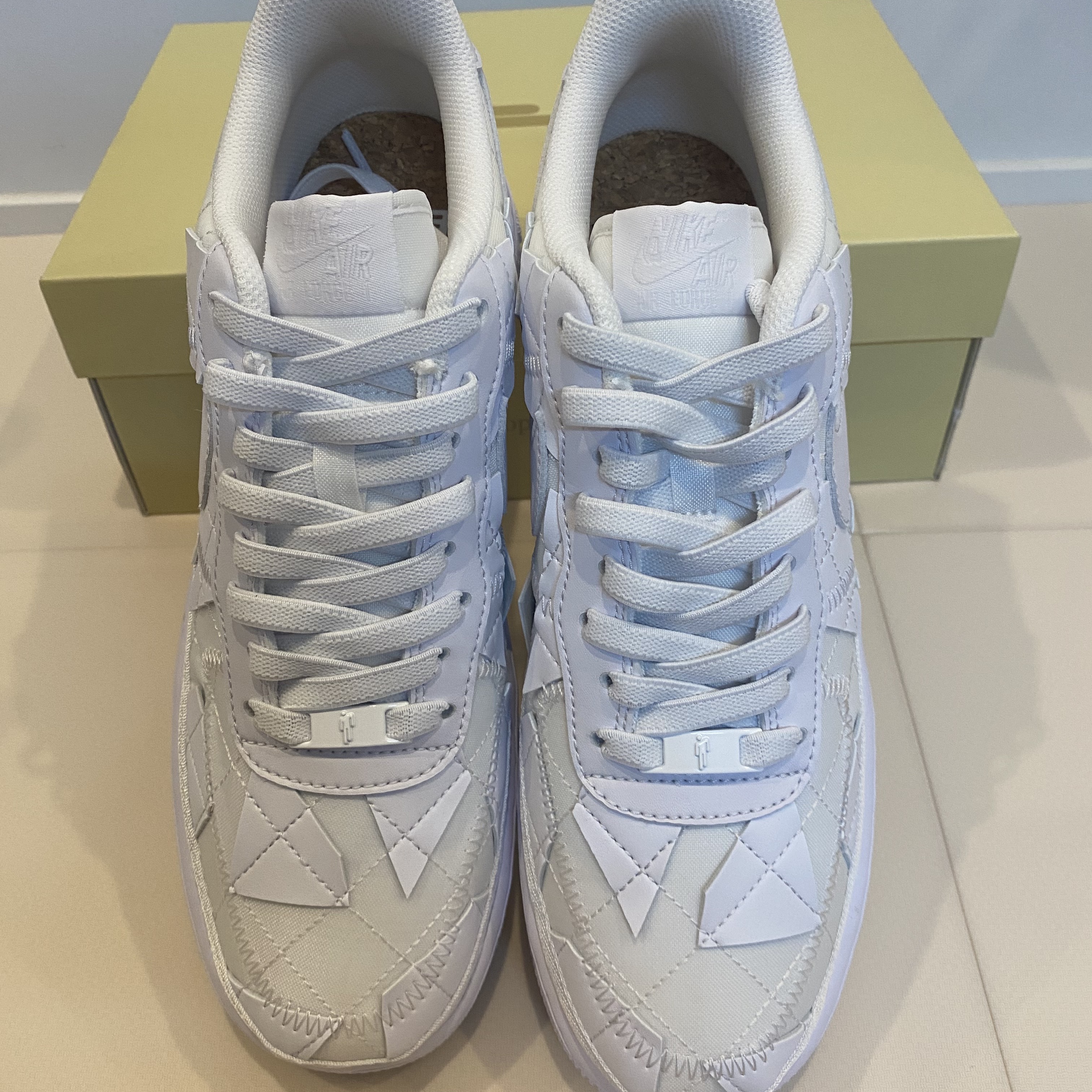 Nike x Billie Eilish Air Force 1 Low SP Triple White 착용 스타일 - 3