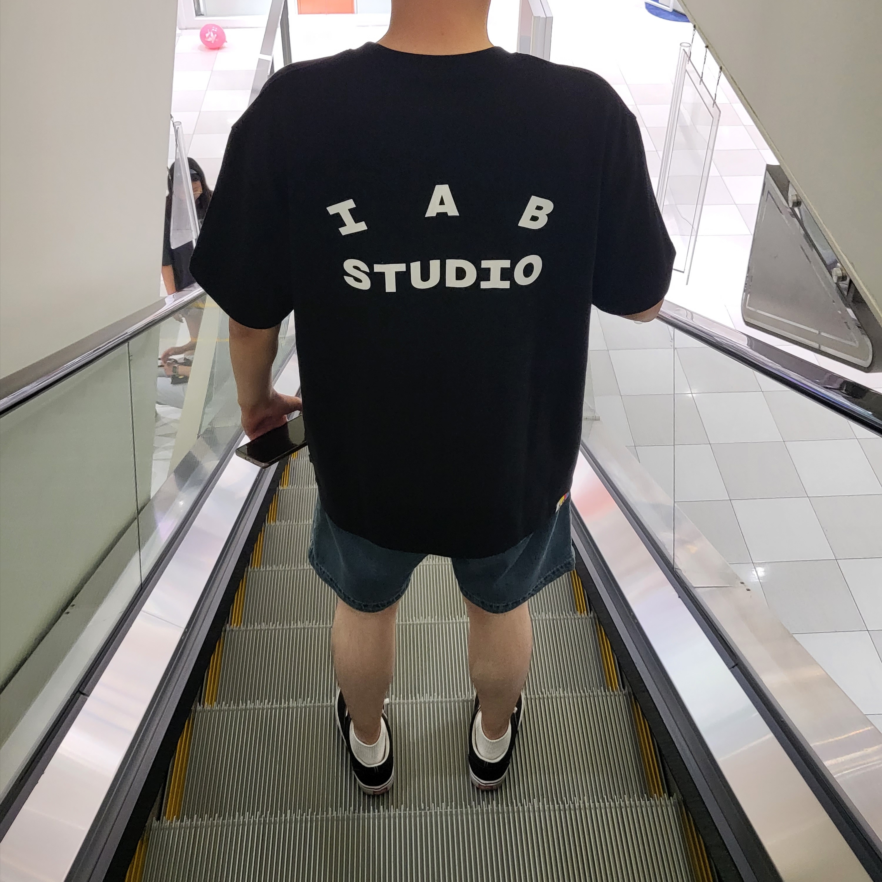 IAB Studio 10th Anniversary T-Shirt Black 착용 스타일