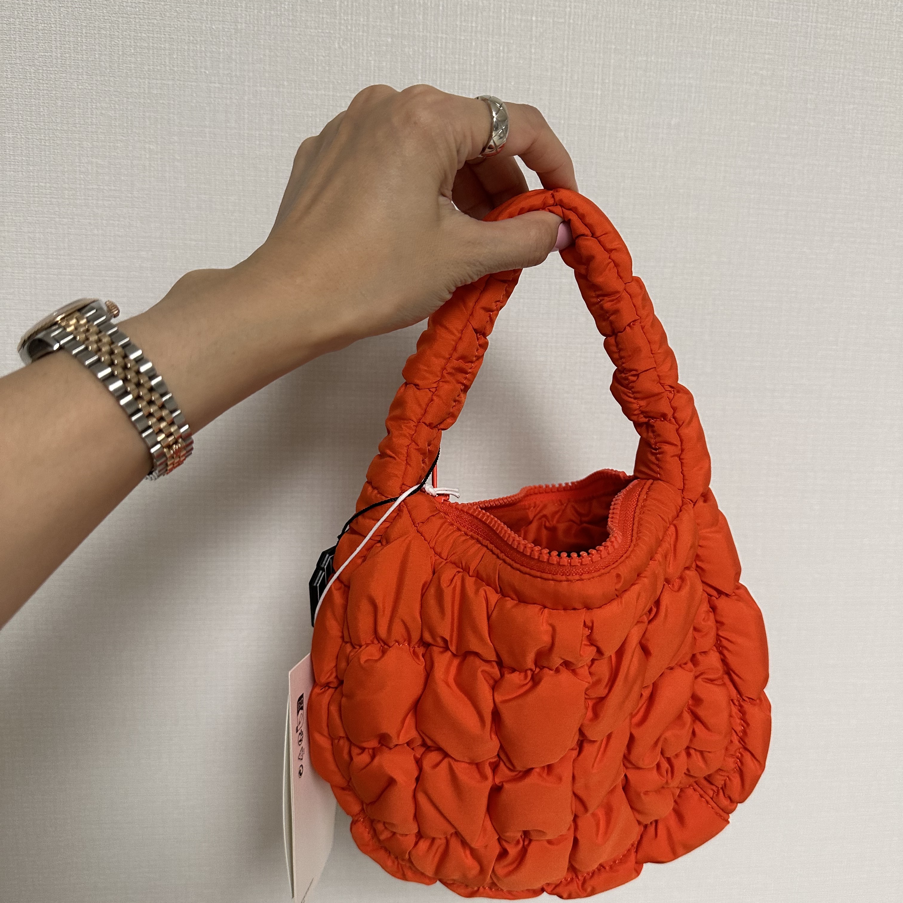 COS Quilted Micro Bag Orange 착용 스타일 - 1