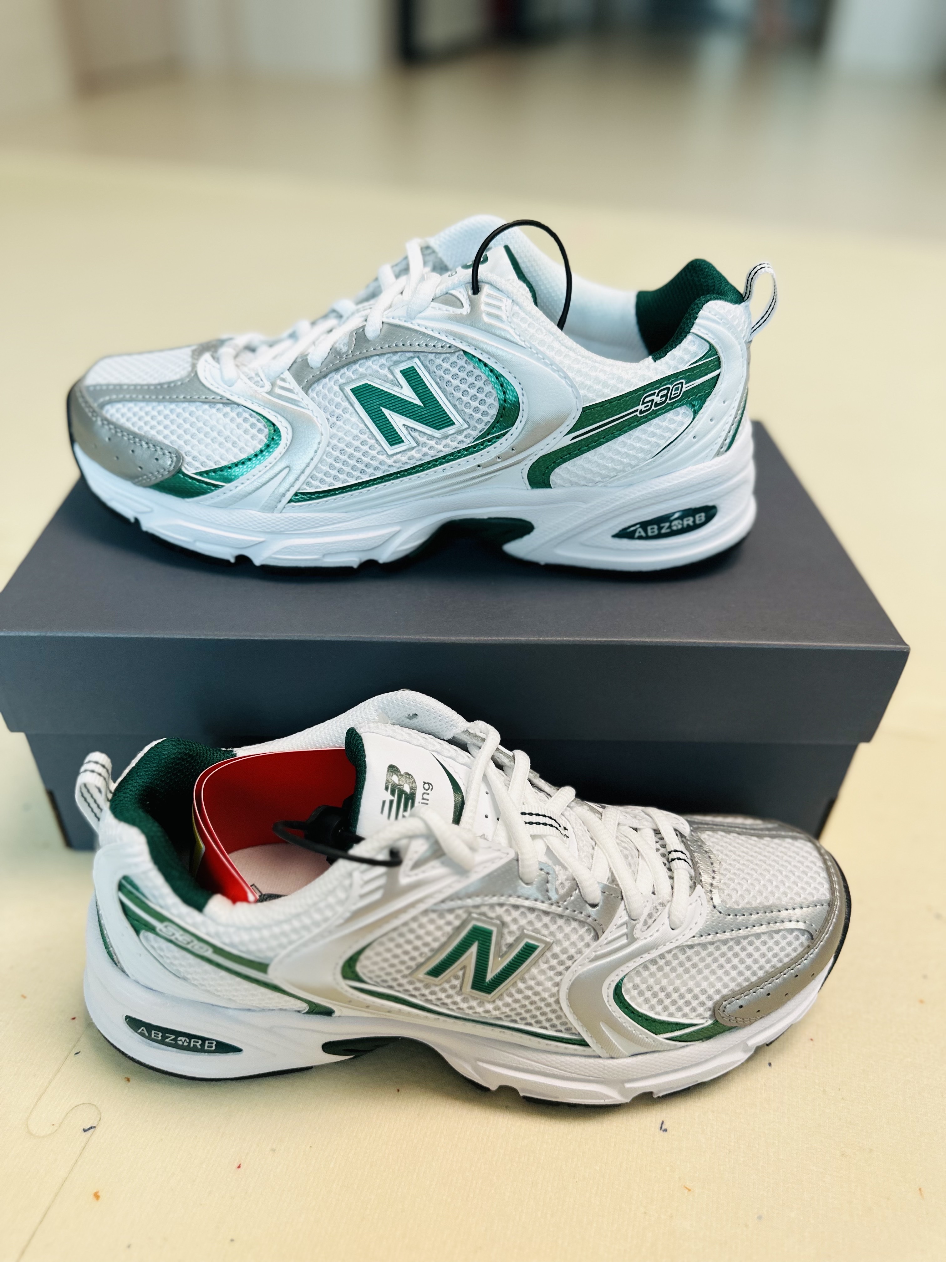 New Balance 530 White Nightwatch Green 착용 스타일 - 2