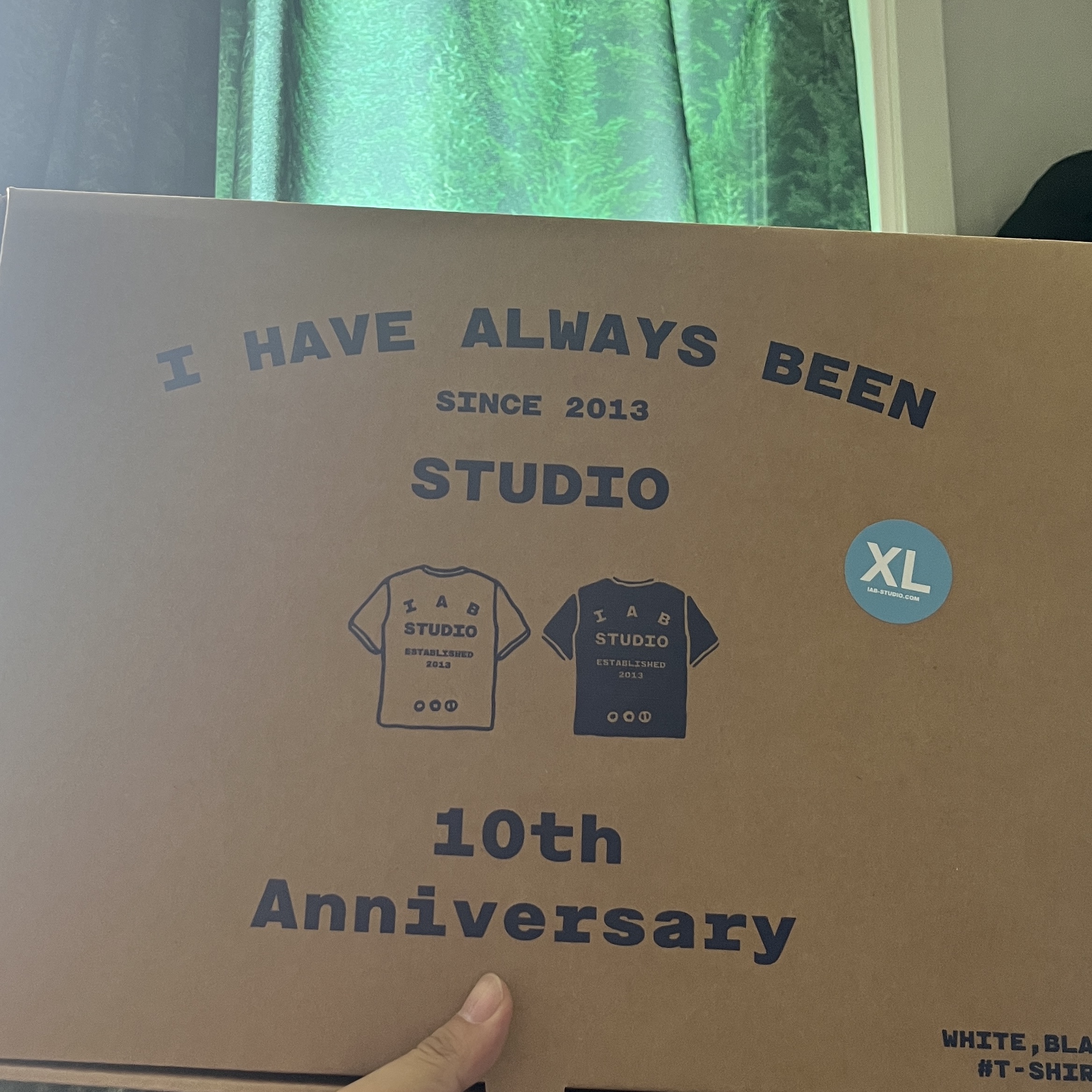 IAB Studio 10th Anniversary T-Shirts Pack White & Black (2 Pack) 착용 스타일 - 1