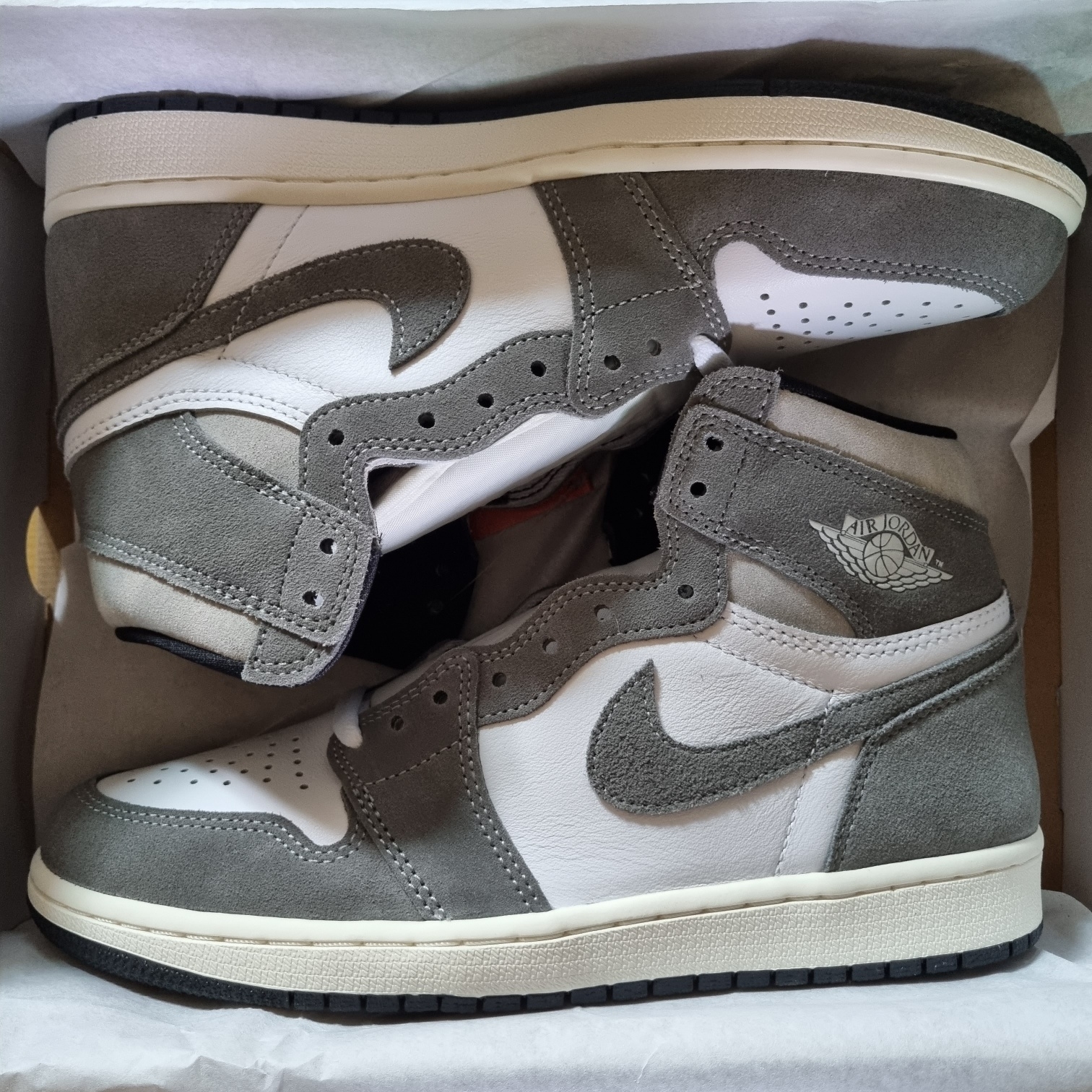 Jordan 1 Retro High OG Black and Smoke Grey 착용 스타일