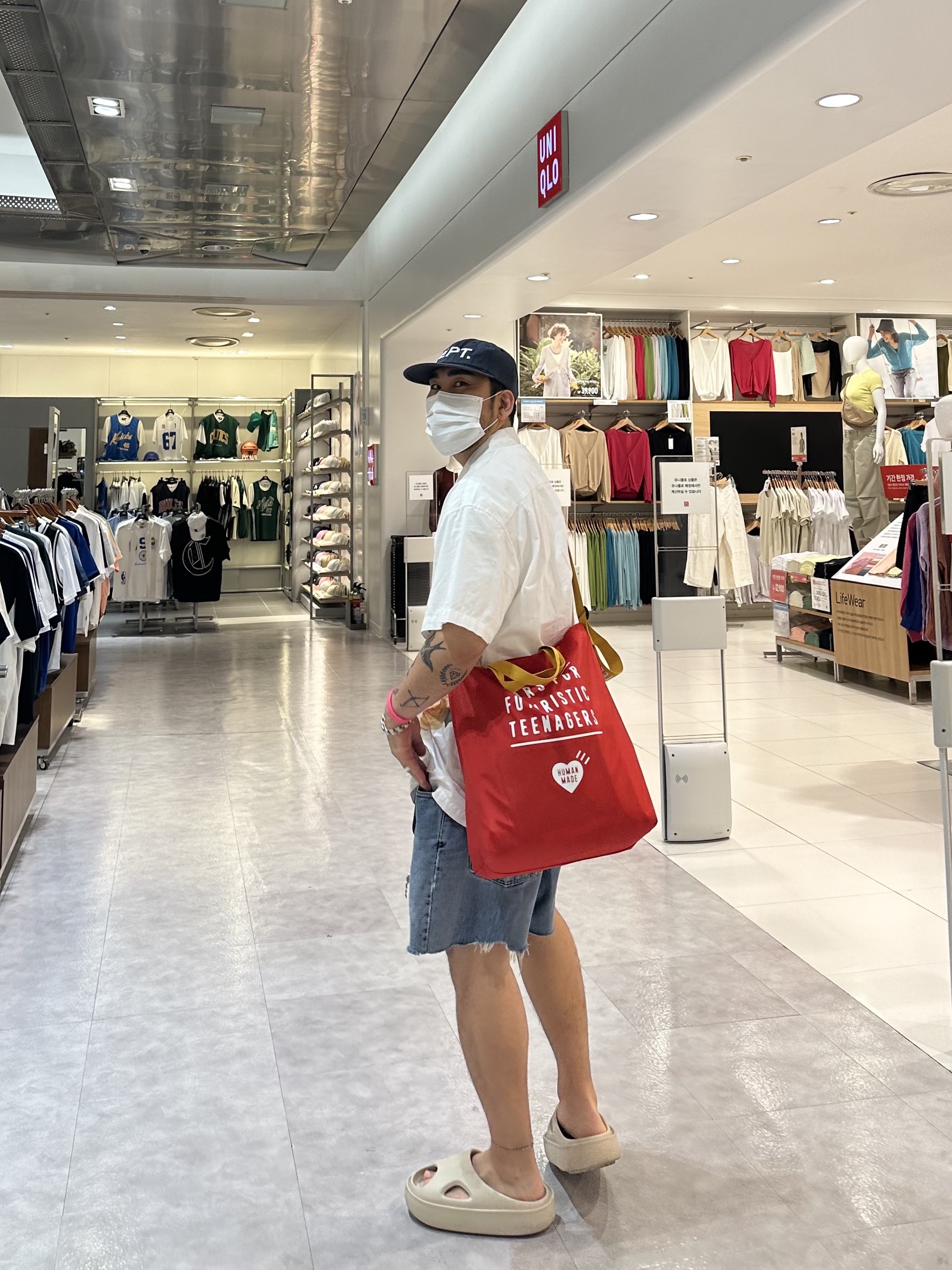 Human Made Nylon Heart 2-Way Tote Bag Red 착용 스타일 - 1