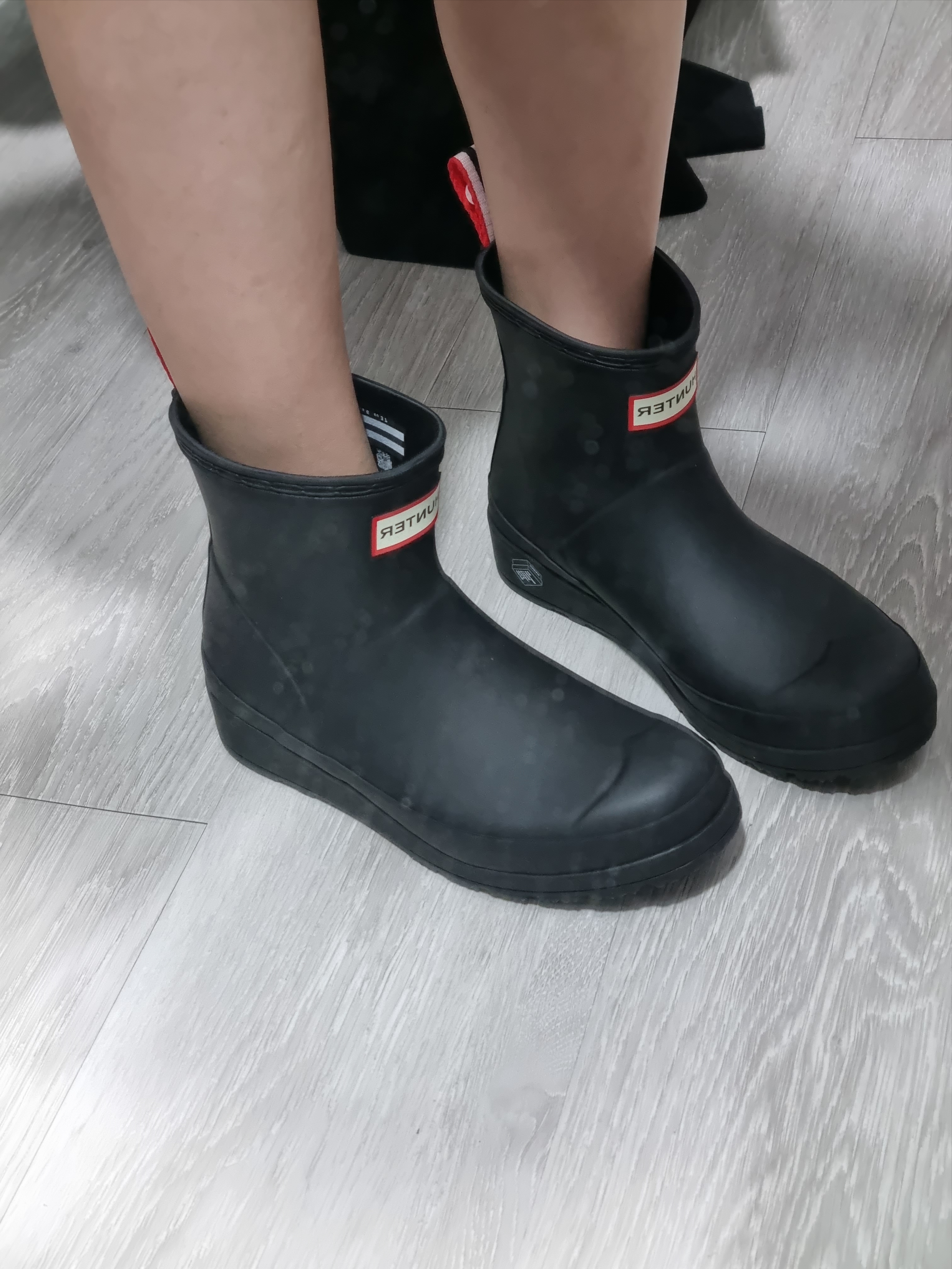 (W) Hunter Play Short Rain Boots Black 착용 스타일 - 2