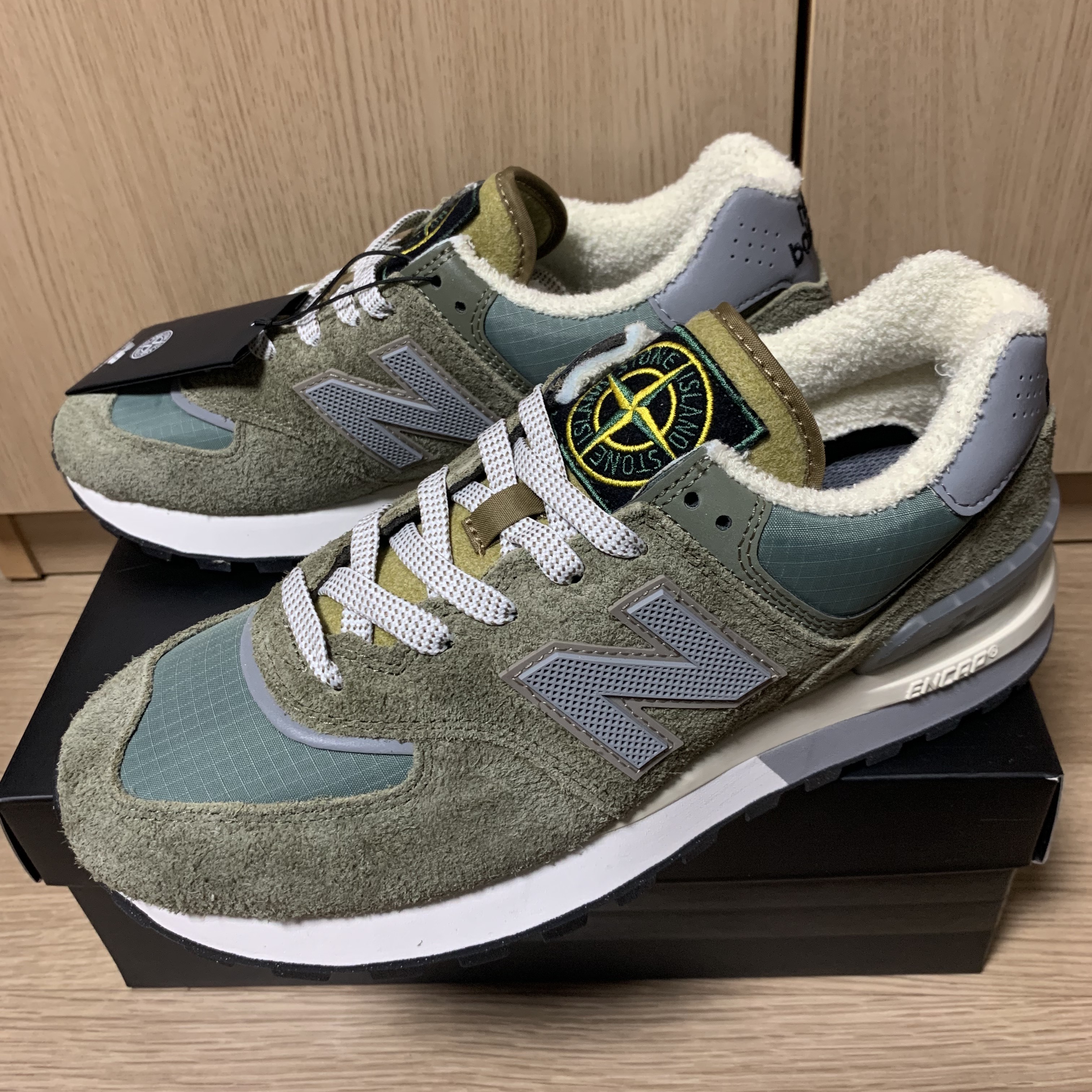 New Balance x Stone Island 574 Legacy Green 착용 스타일 - 1