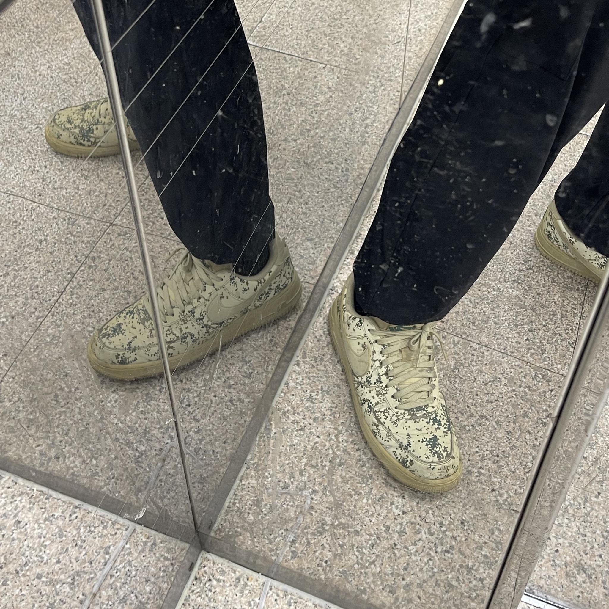 Nike Air Force 1 '07 LV8 Country Camo Team Gold 착용 스타일