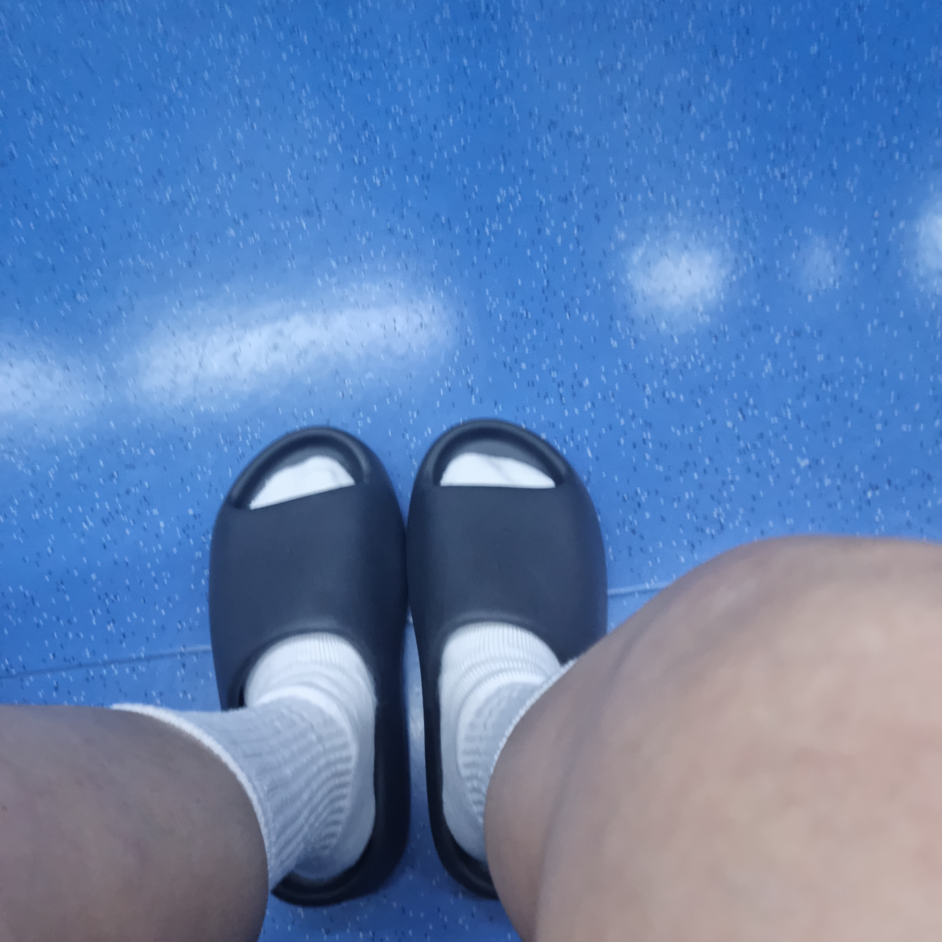 Adidas Yeezy Slide Onyx 착용 스타일
