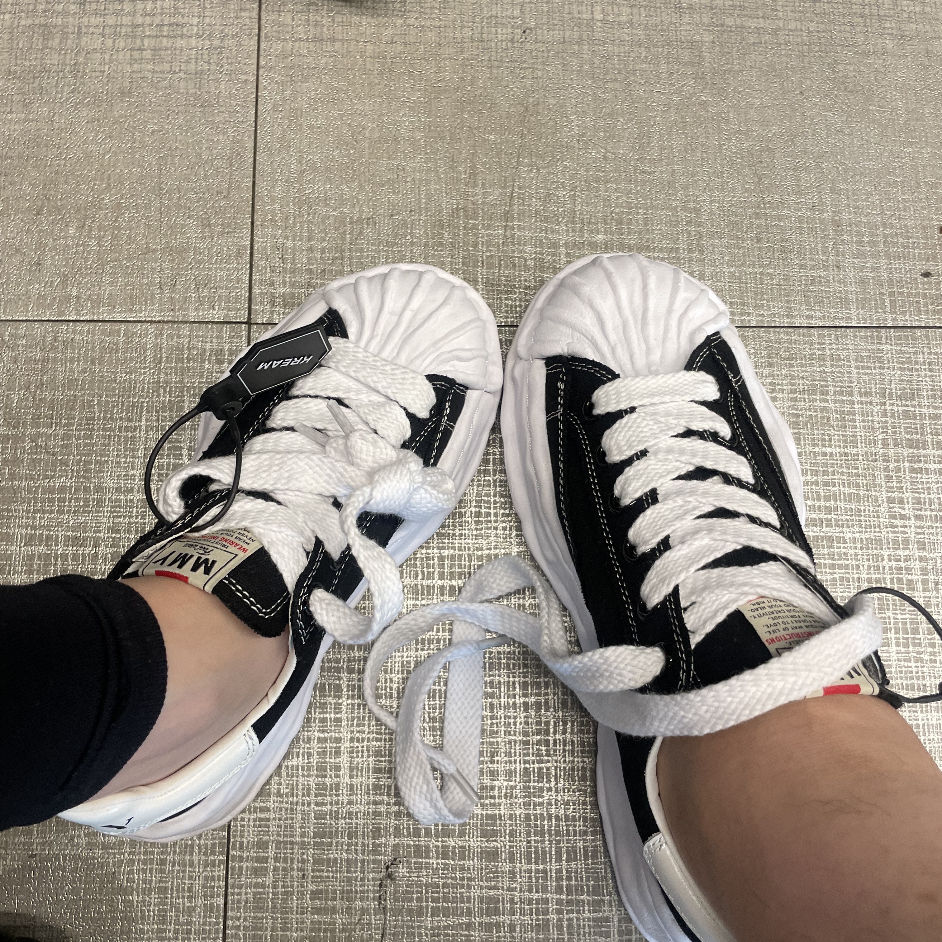 Maison Mihara Yasuhiro Blakey OG Sole Canvas Low-top Sneakers Black White 착용 스타일