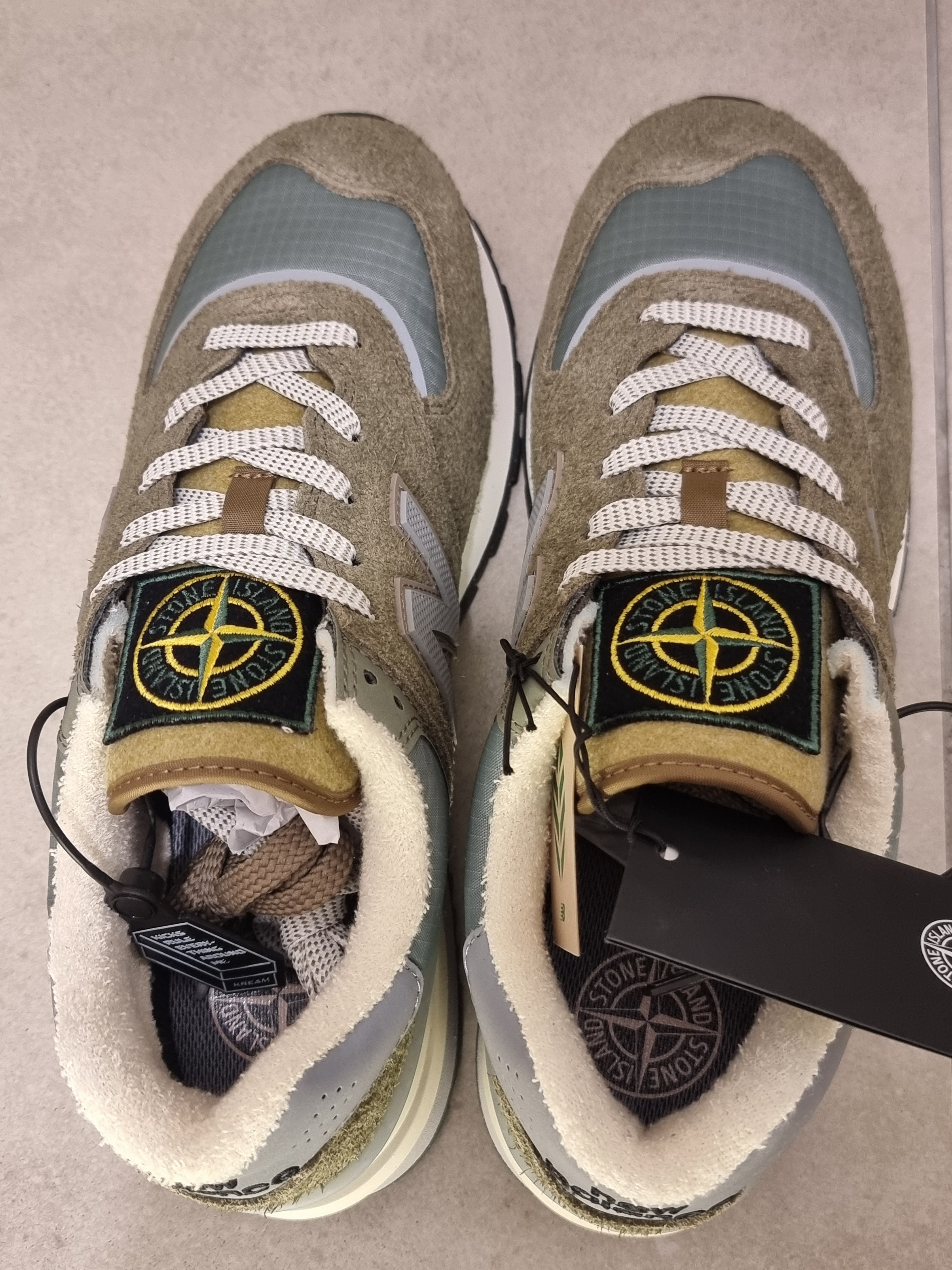 New Balance x Stone Island 574 Legacy Green 착용 스타일 - 1