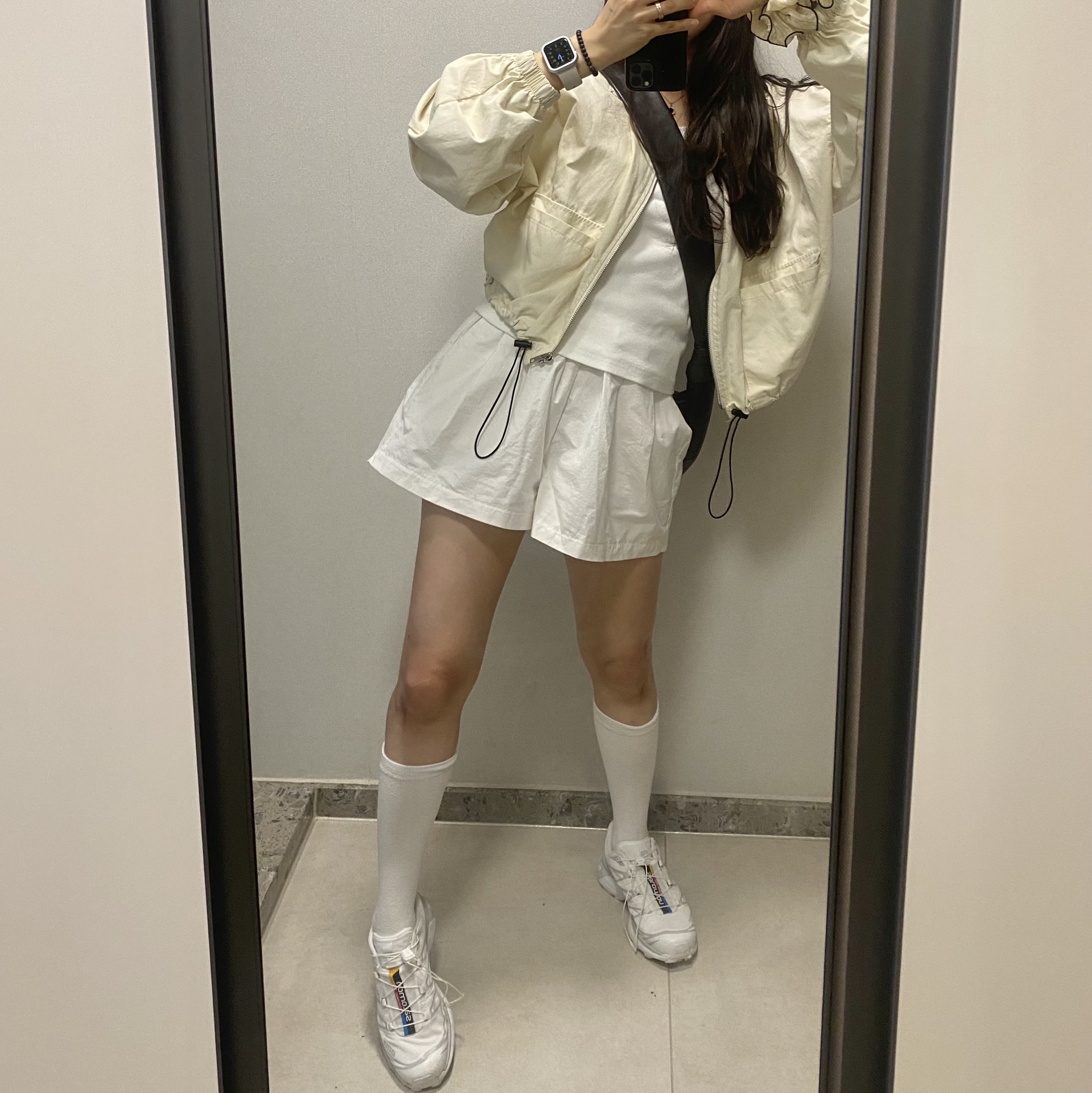 Lemaire Small Croissant Bag Soft Nappa Leather Dark Chocolate, Salomon XT-6 ADV White 착용 스타일
