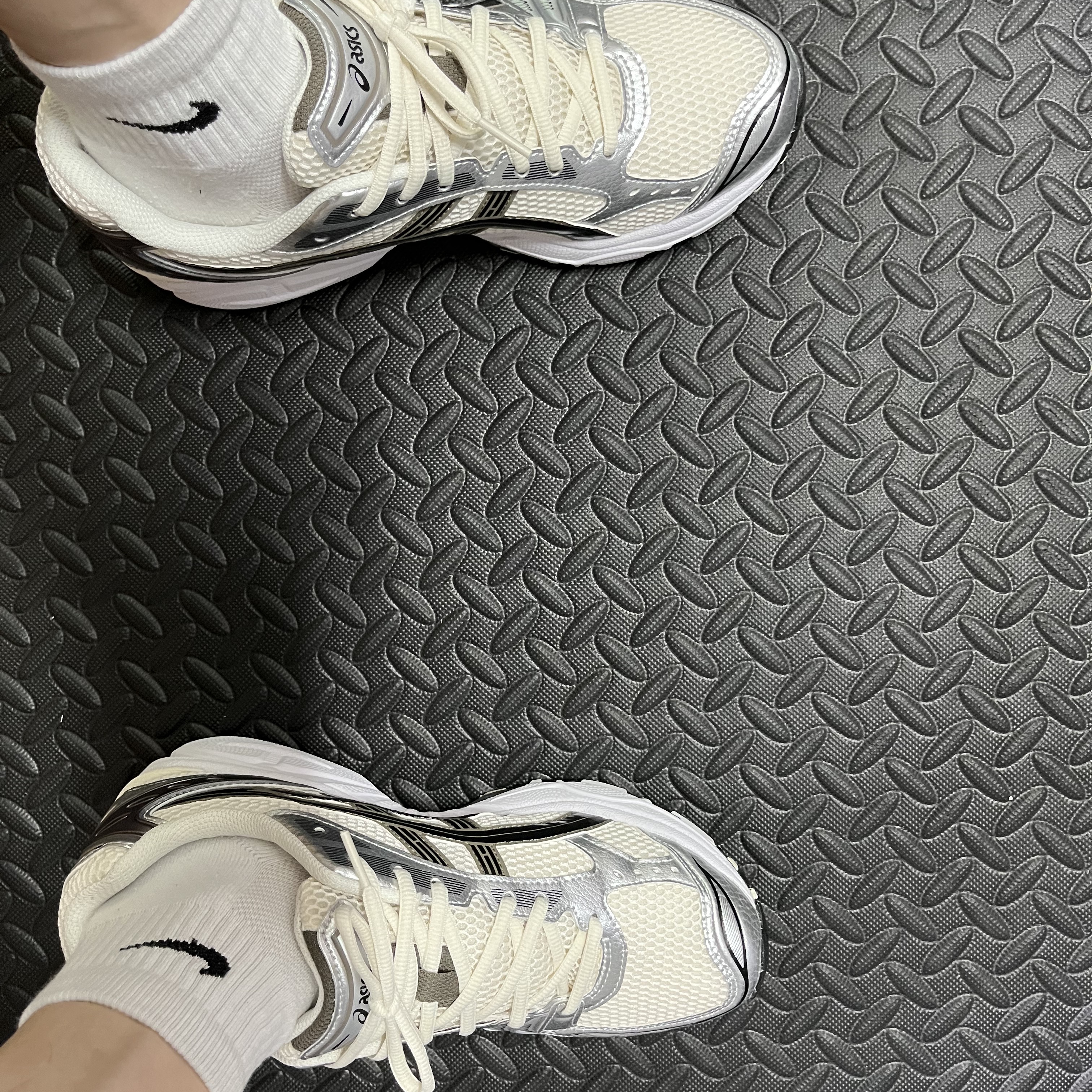 Asics Gel-Kayano 14 Cream Black 착용 스타일