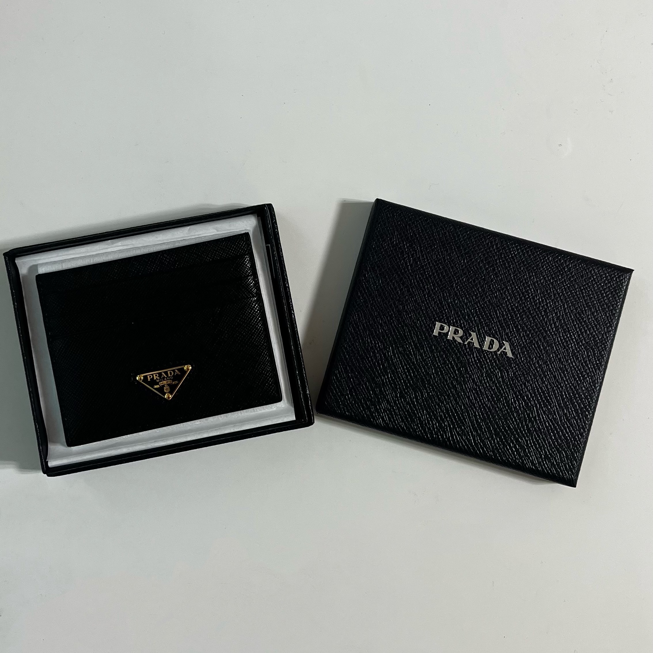 Prada Saffiano Leather Triangle Logo Card Holder Black Gold 착용 스타일 - 1