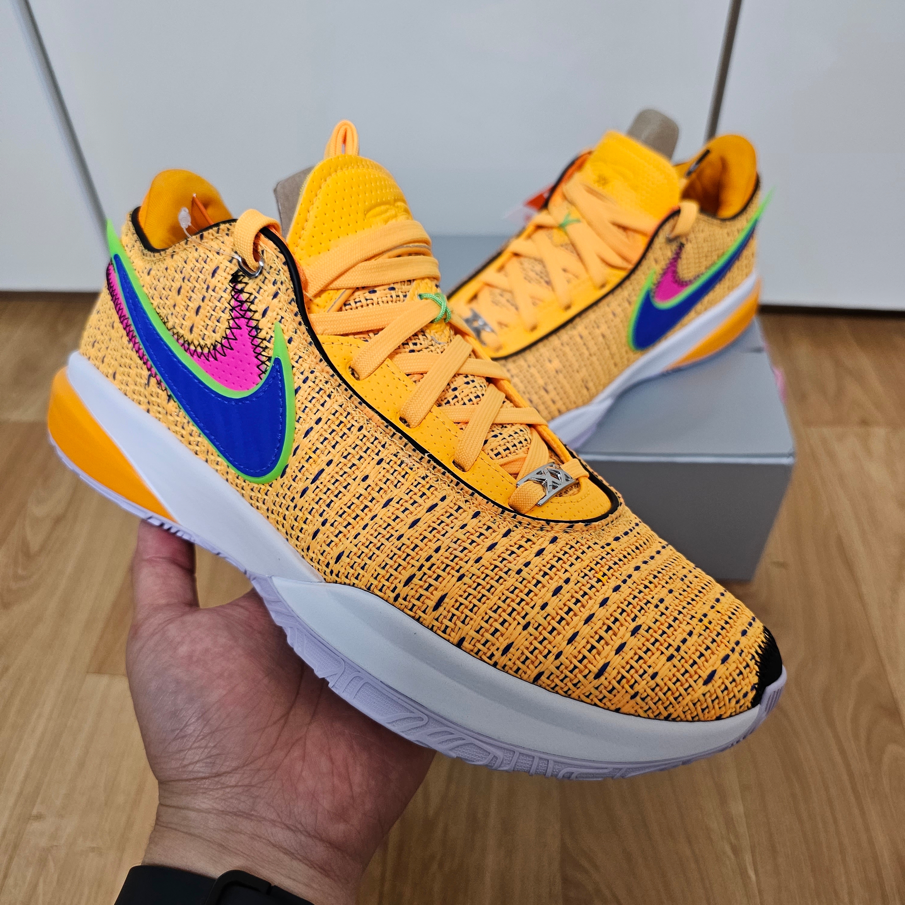 Nike LeBron XX EP Laser Orange Racer Blue 착용 스타일 - 2