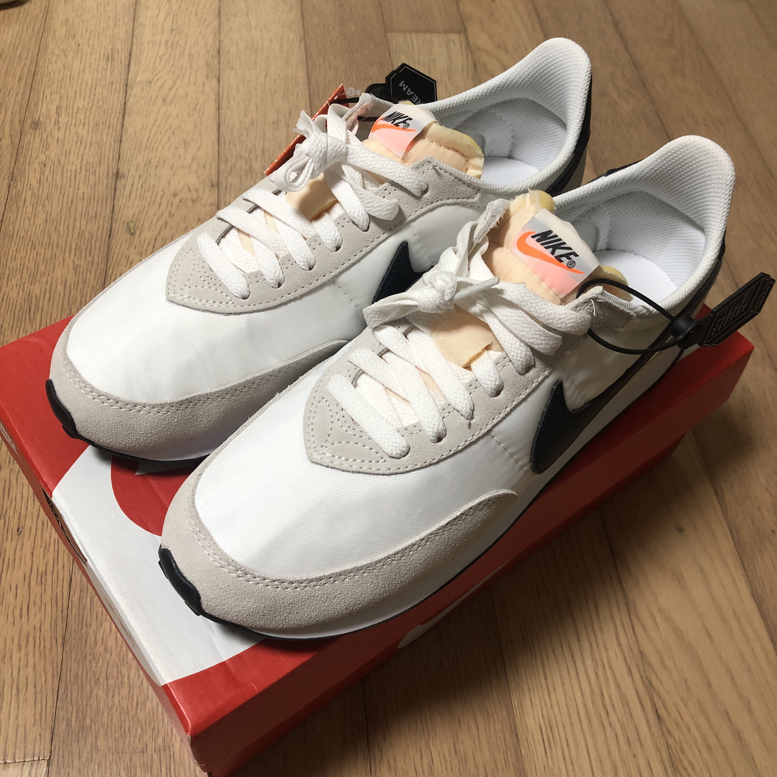 Nike Waffle Trainer 2 Black Sail 착용 스타일